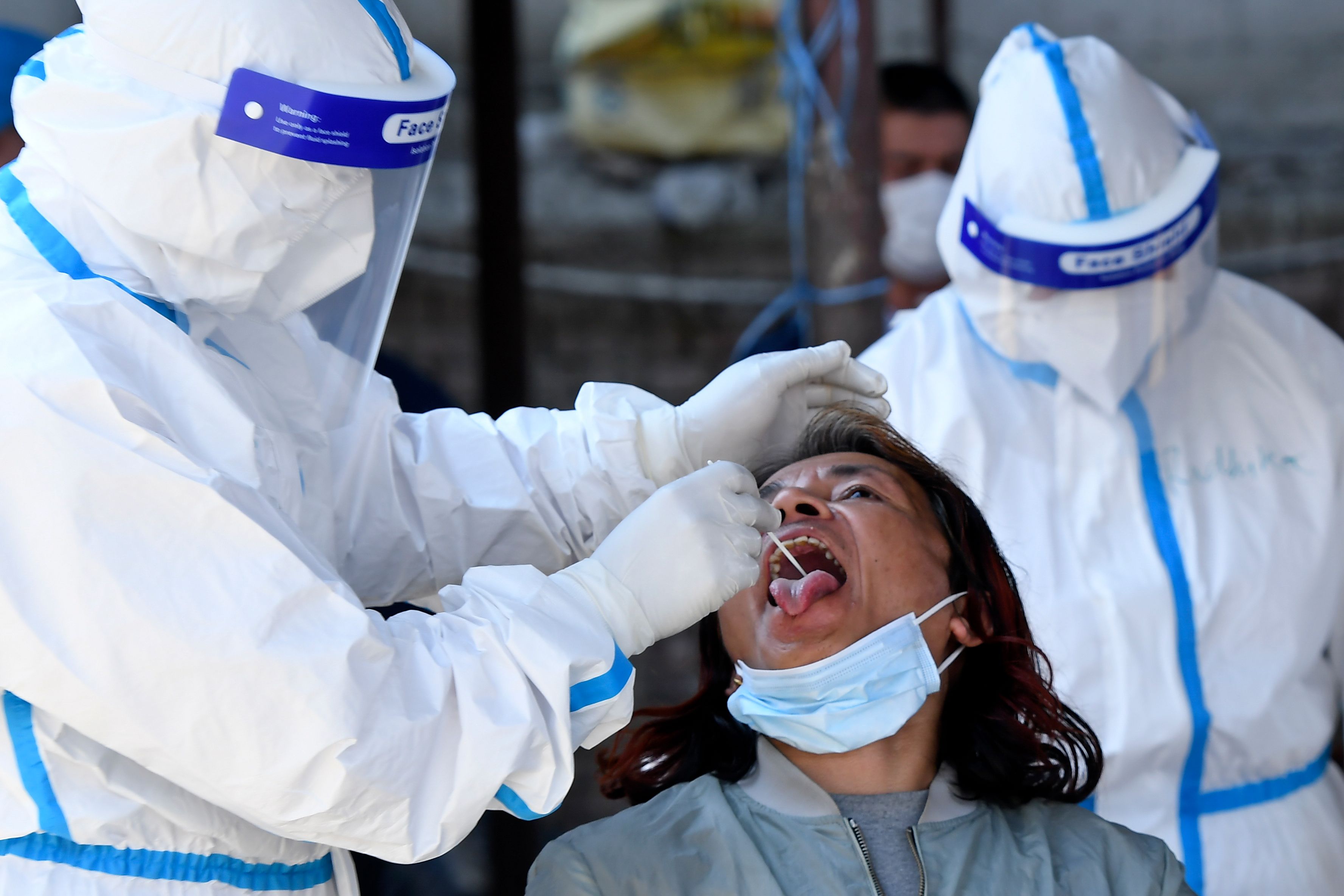 Petugas kesehatan mengambil sampel untuk tes covid-19 di Kathmandu, Nepal.