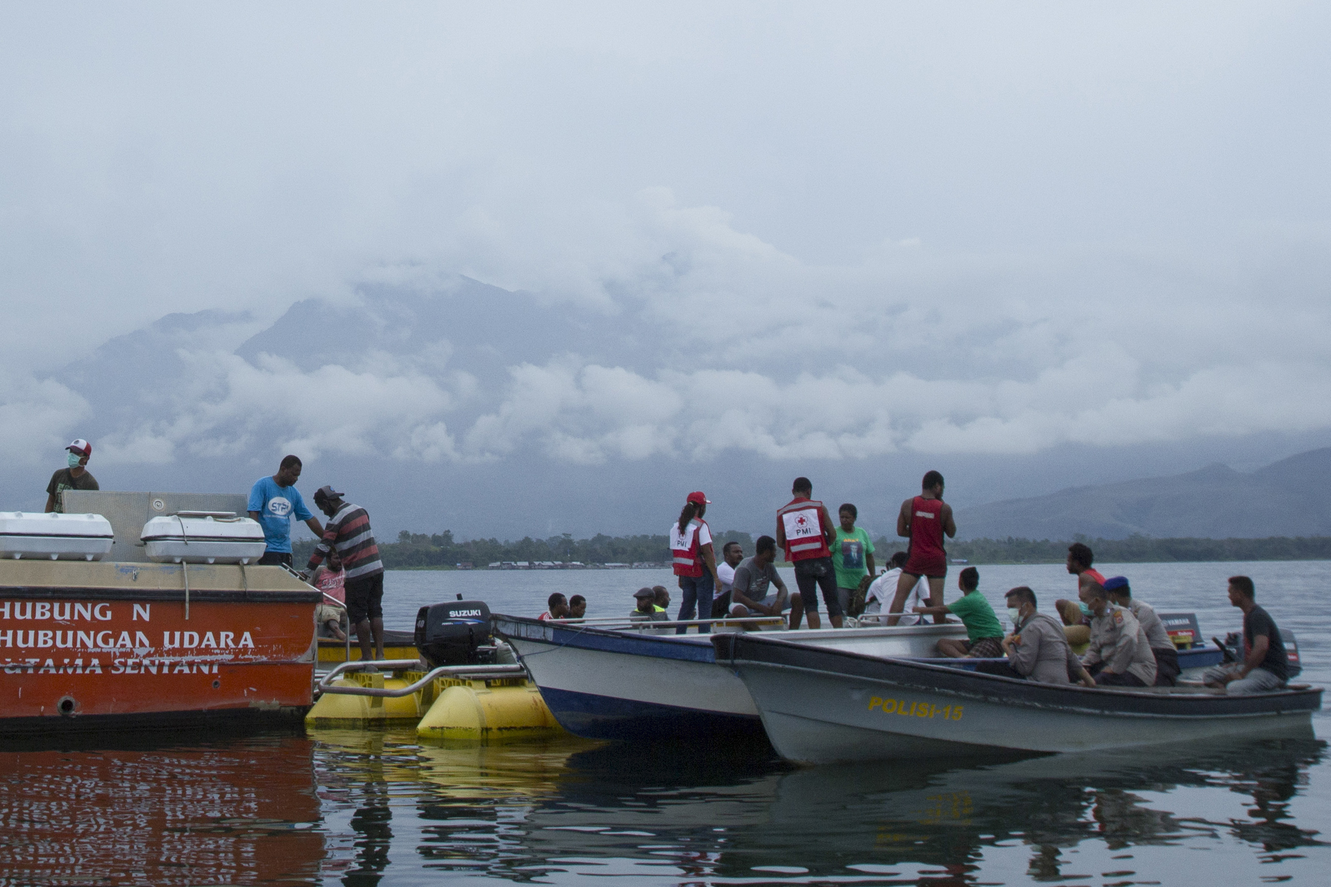 Petugas gabungan bersama masyarakat berada di lokasi pesawat terbang milik maskapai MAF yang jatuh di Danau Sentani, Papua, Selasa (12/5).