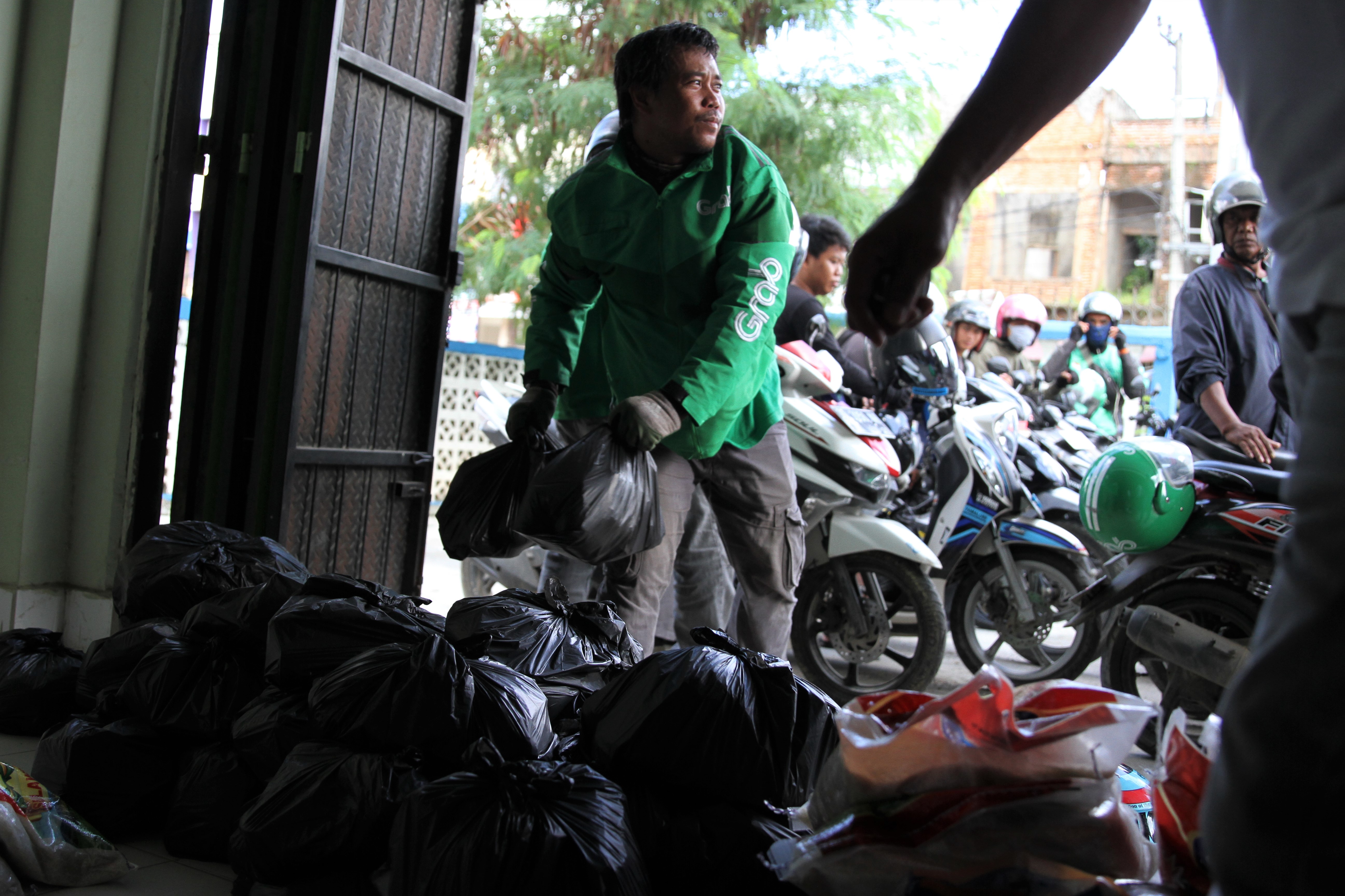 Pengemudi Ojek Online terima bantuan sembako dari warga