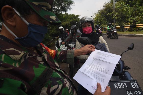 Pemeriksaan Surat Izin Keluar Masuk (SIKM) Jakarta di Depok, Jawa Barat, Rabu (27/5/2020).
