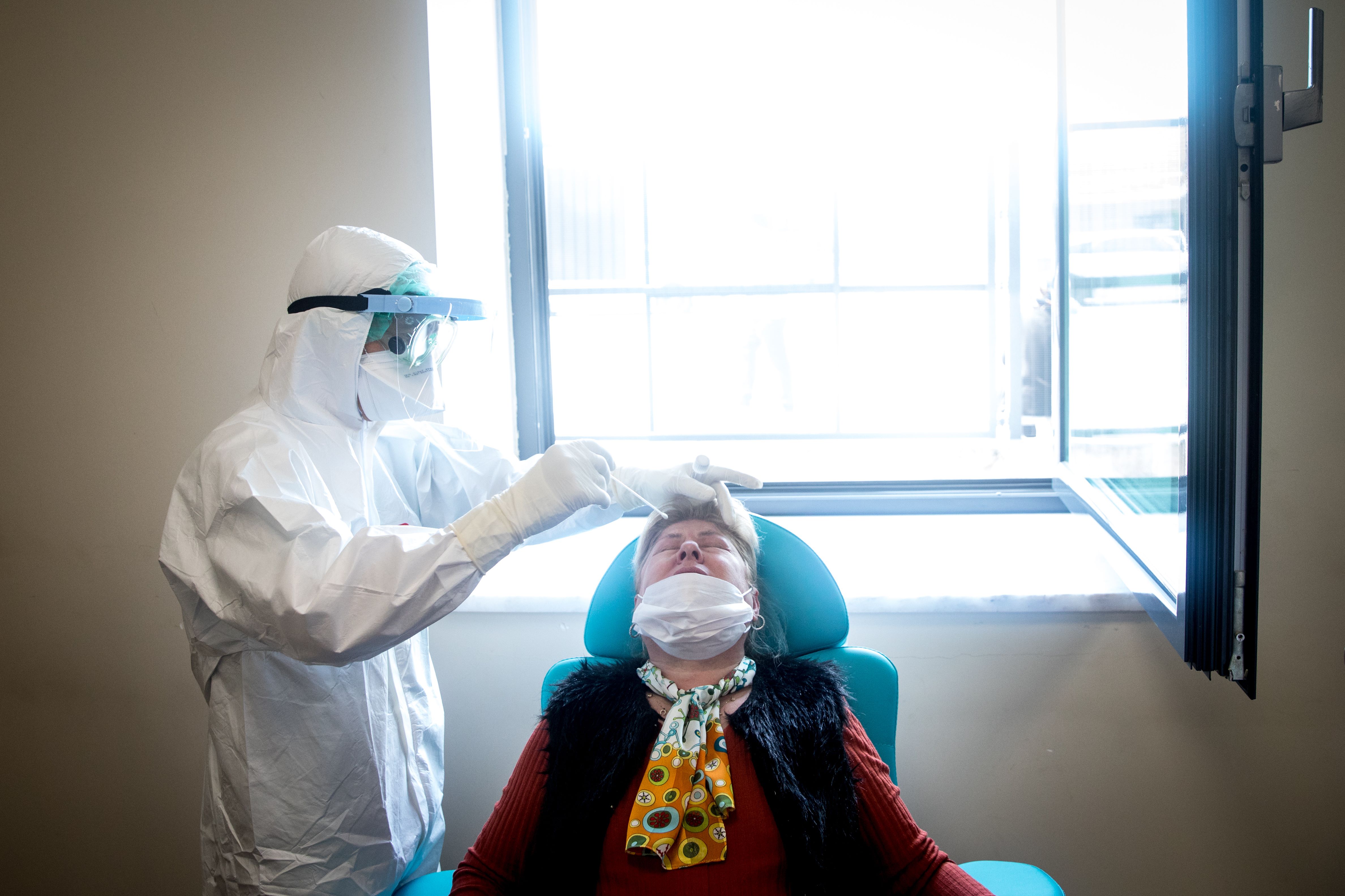 Petugas kesehatan di Turki melakukan tes covid-19 terhadap seorang warga.