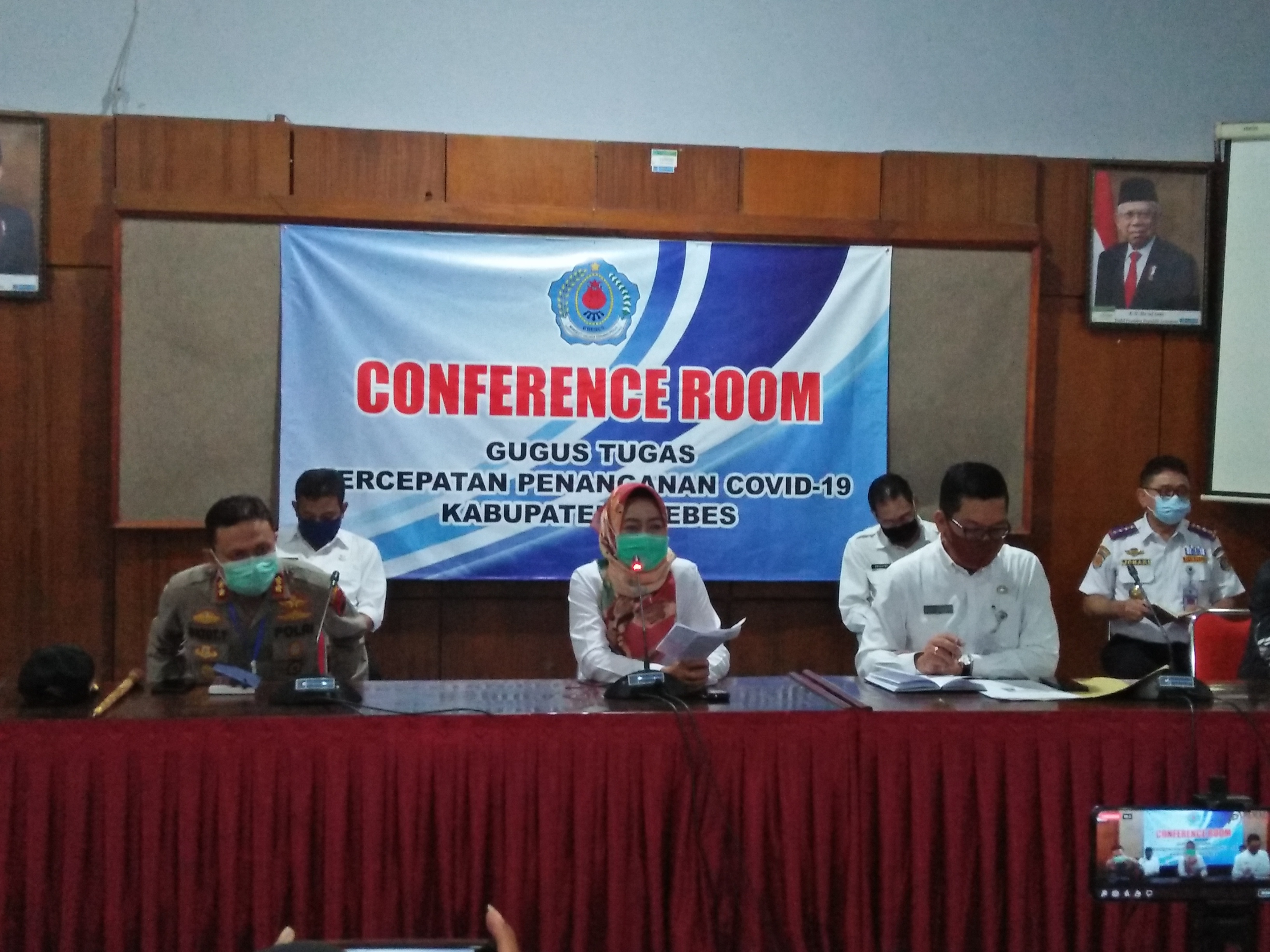  Bupati Brebes, Jawa Tengah, Idza Priyanti (tengah berhijab) saat konferensi pers covid-19 di Kantor Bupati Brebes, (6/5/2020))