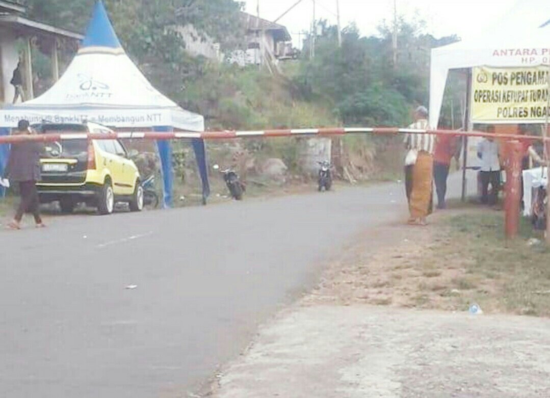 Salah satu jalan di Kabupaten Ngada, Flores, NTT ditutup dengan portal, Kendaraan dilarang melintas.