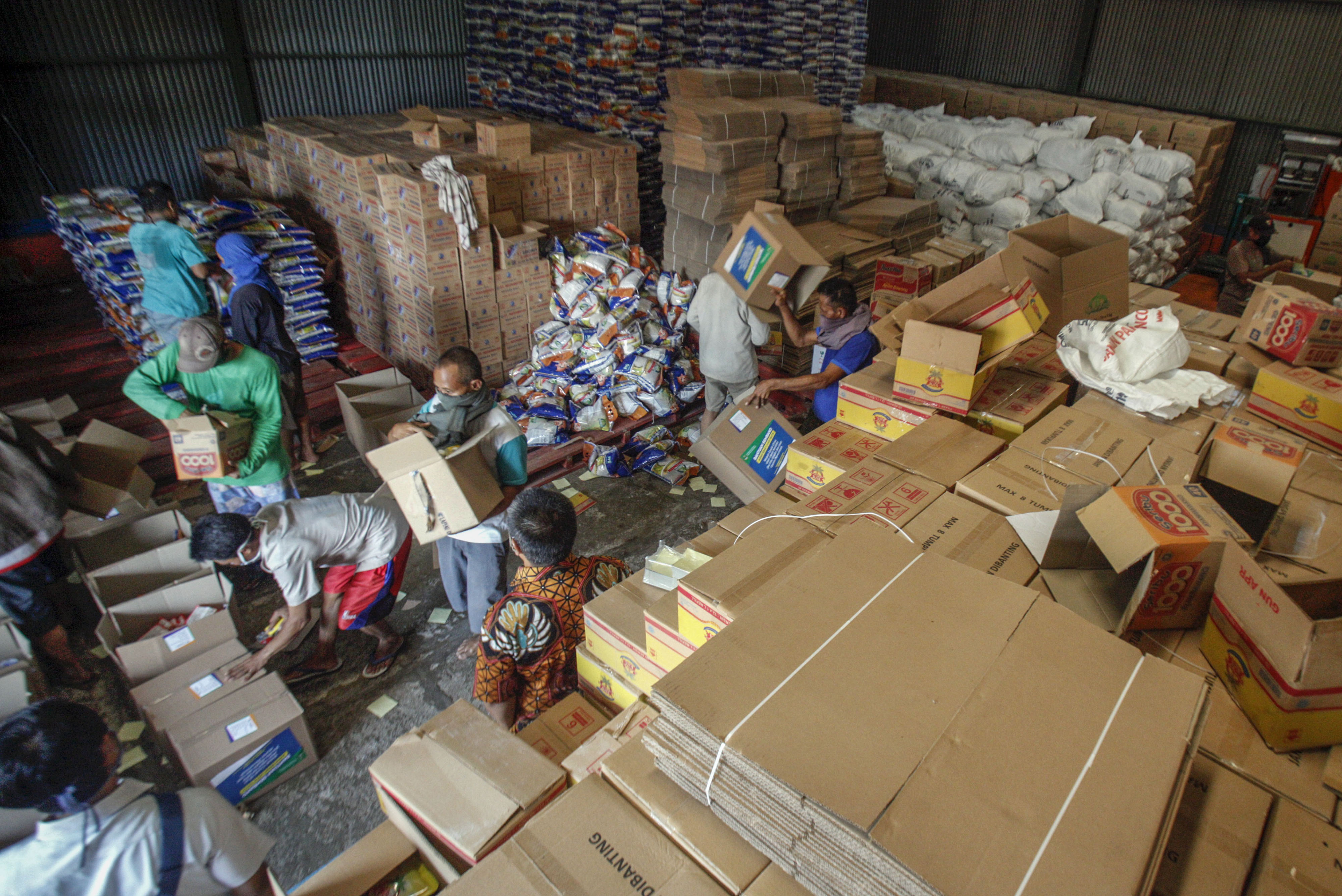 Pengemasan bansos yang disalurkan Pemprov Jabar untuk warga tedampak pandemik covid-19