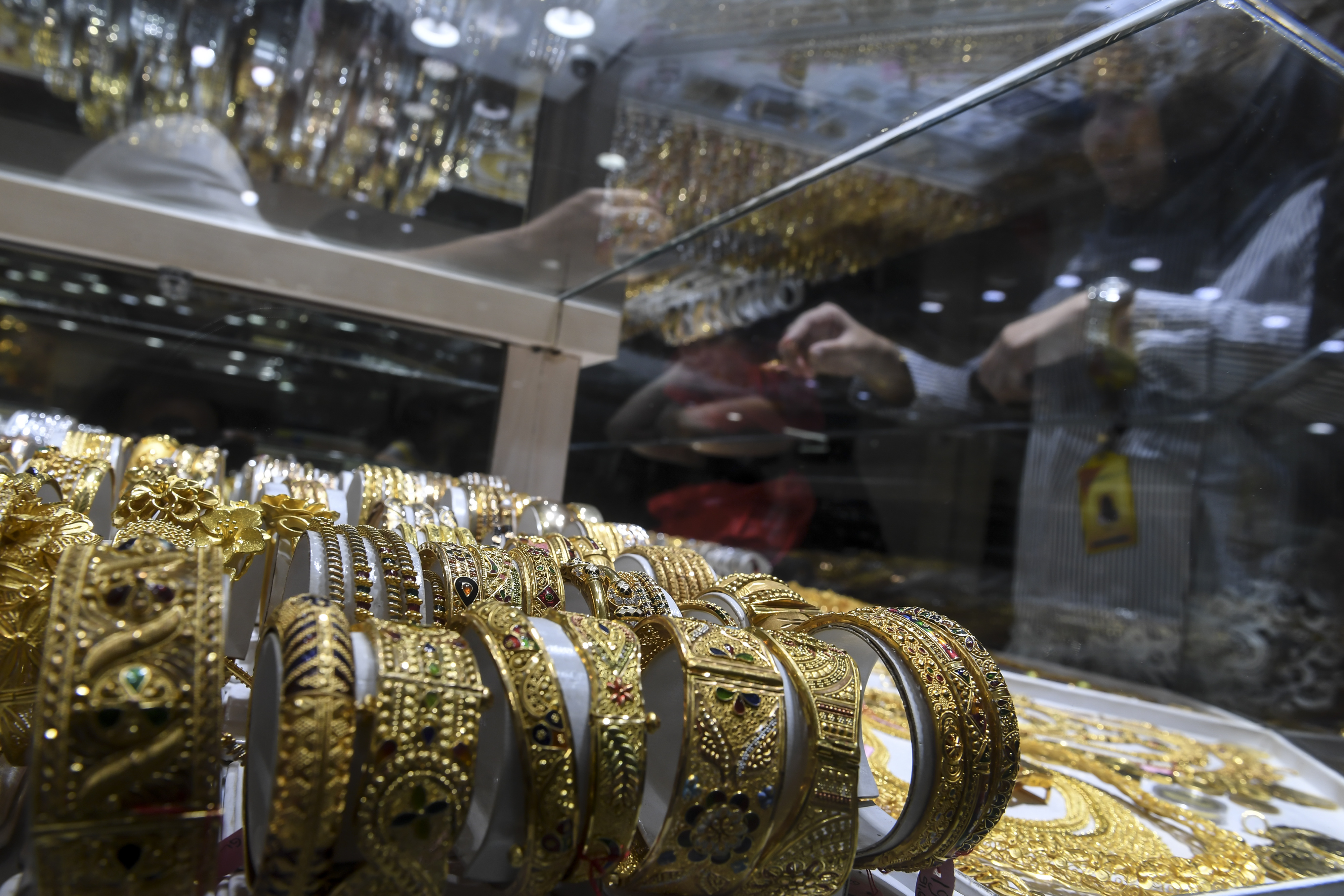 Ilustrasi: : Pemilik toko emas menjual perhiasan emas miliknya kepada calon pembeli di Pusat Toko Emas Cikini, Jakarta