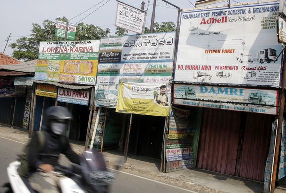 Agen tiket bus hampir seluruhnya tutup di Jalan Raya Bogor, Cimanggis, Depok, Jawa Barat, Jumat (8/5/2020).