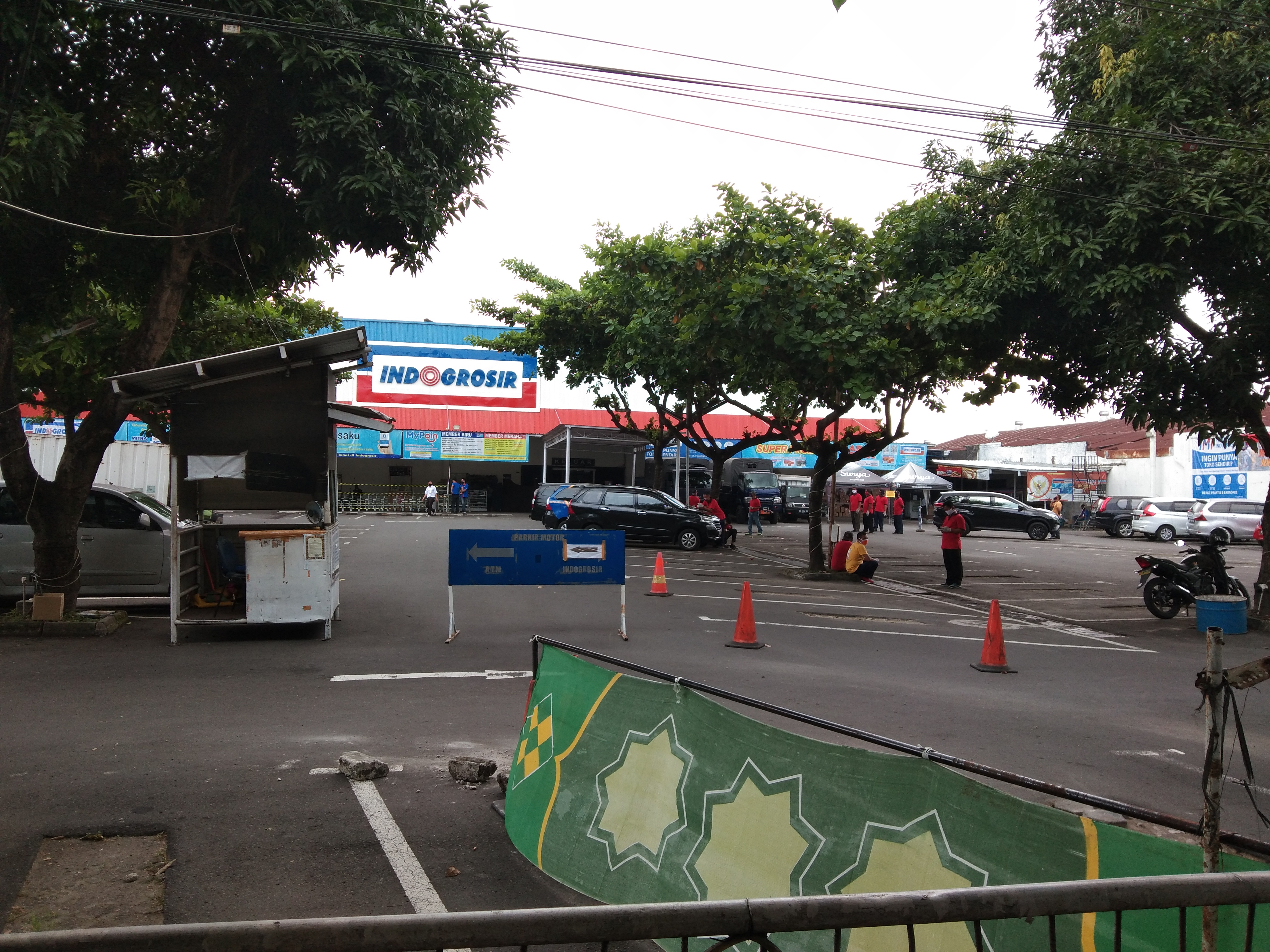 Puluhan karyawan Indogrosir Mlati Sleman terpapar covid-19. Hal itu menggerakkan Pemkot Yogyakarta dan Pemkab Sleman mengadakan rapid test.