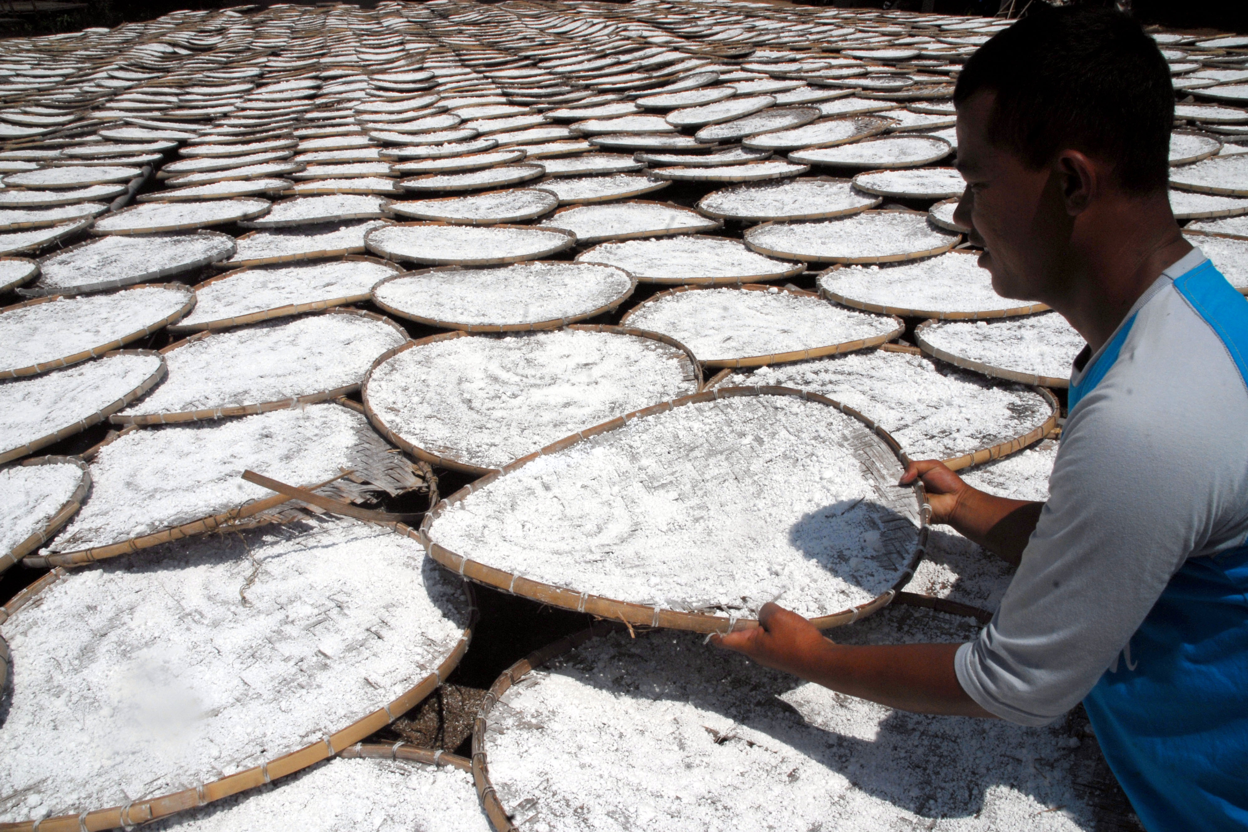 Pelaku usaha yang membuat tepung tapioka di Desa Cijayanti, Kabupaten Bogor, mendapat kredit usaha rakyat (KUR).