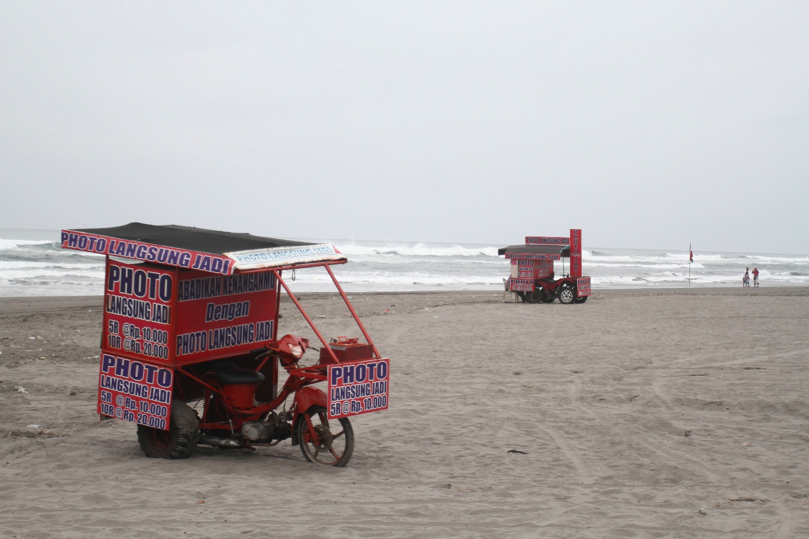 Pantai Parangtritis, Kabupaten Bantul, DIY tampak sepi. BMKG memperingatkan gelombang laut tinggi hingga 6 meter di pantai selatan DIY 