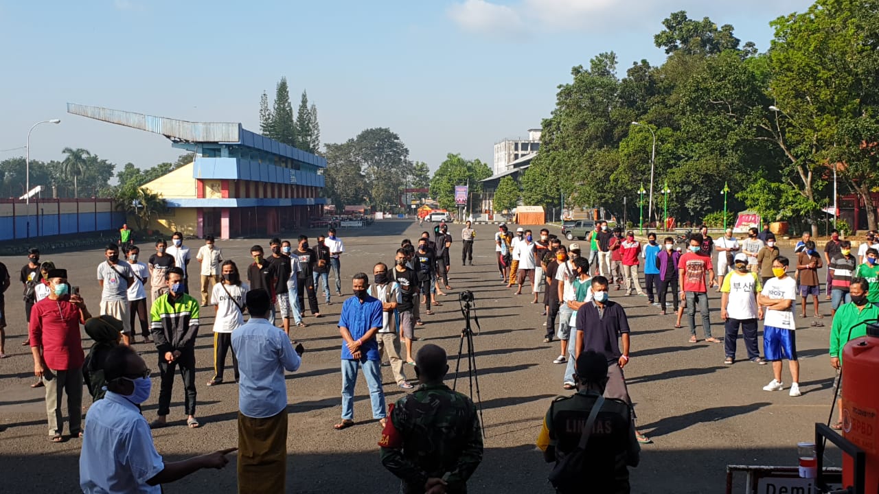 Bupati Banyumas Achmad Husein Kunjungi Pemudik yang Berlebaran di Lokasi Karantina GOR Satria Purwokerto