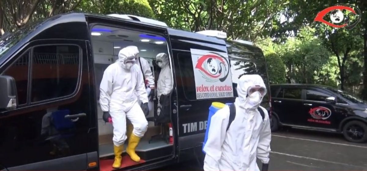 Tim Bravo BIN melakukan penyemprotan disinfektan.