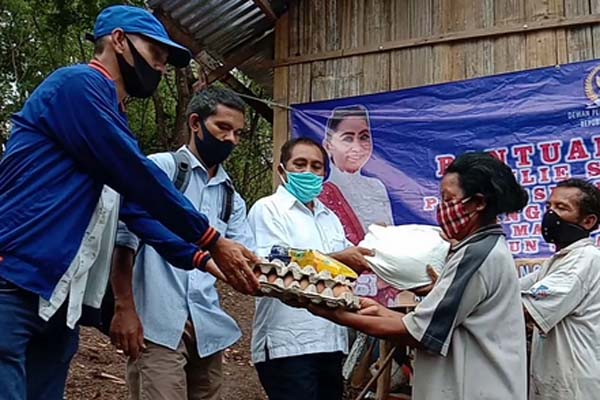 Ribuan nelayan pesisir di Manggarai Barat mendapat bantuan paket sembako dari Partai NasDem. 