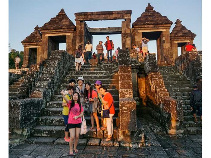 Ilustrasi kunjungan wisatawan di Candi Boko, Sleman, Daerah Istimewa Yogyakarta