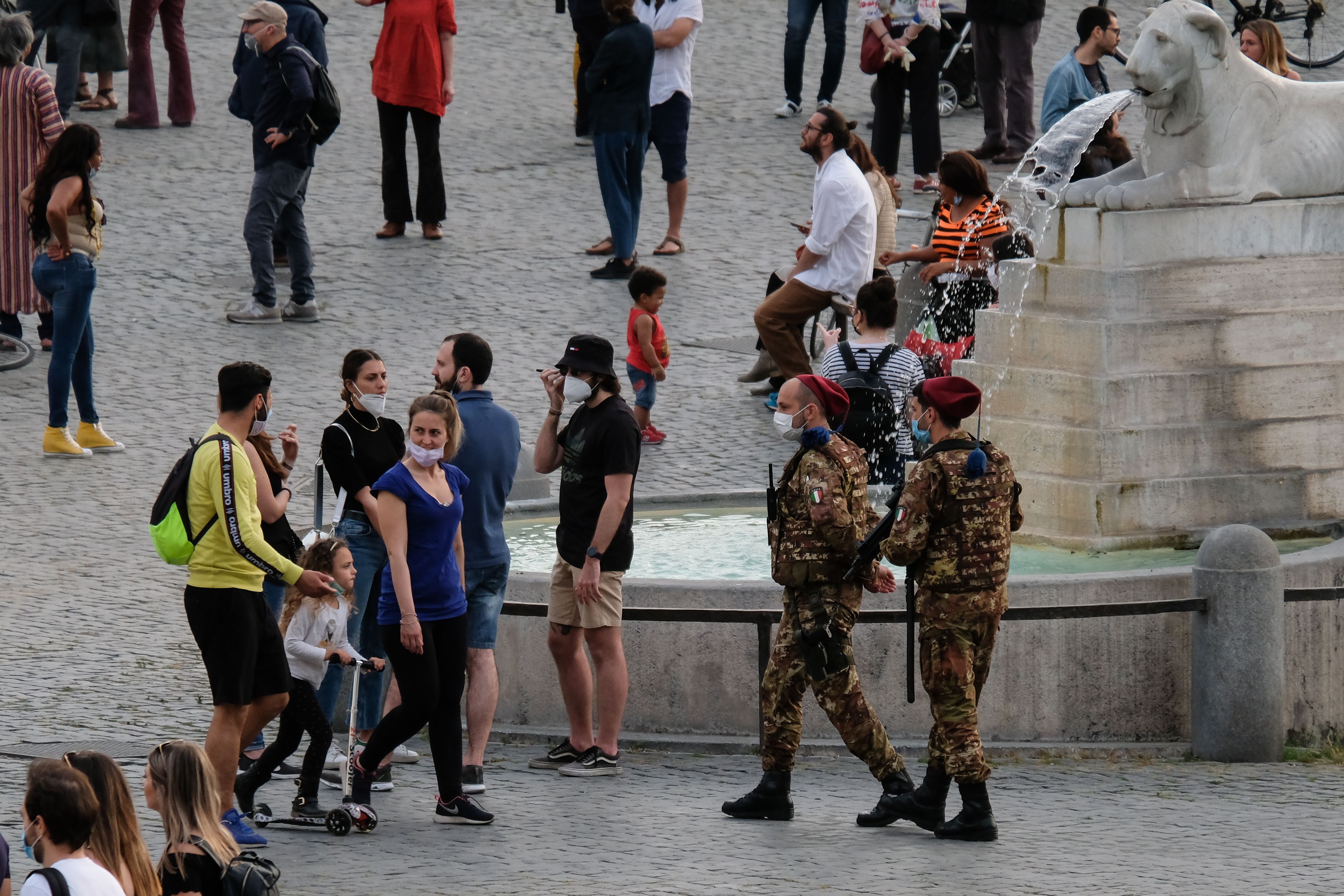 Warga berkumpul di Piazza del Popolo, Roma, Italia
