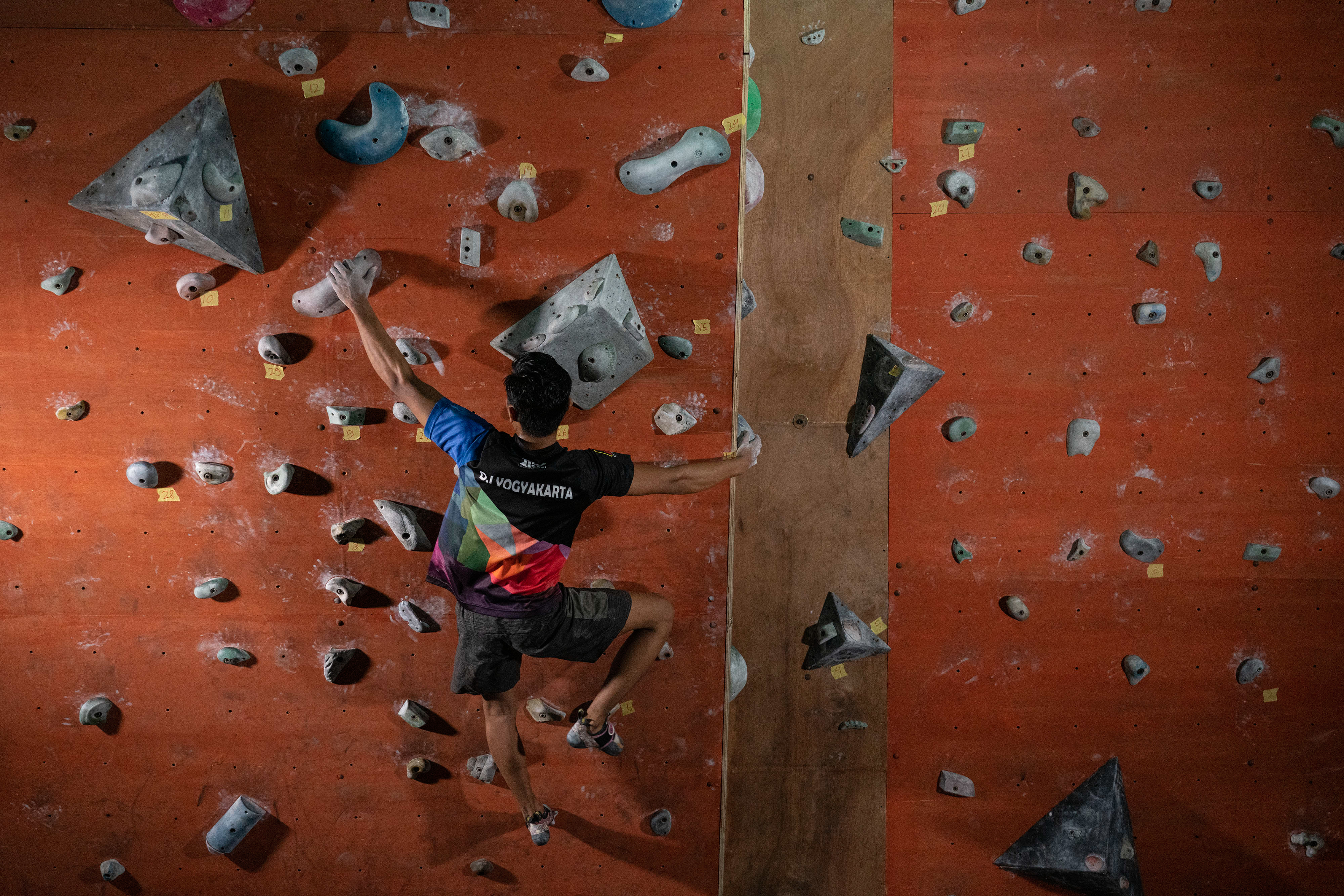 Atlet panjat tebing Indoensia Seto tetap berlatih di tengah pandemi covid-19 untuk menjaga kebugaran