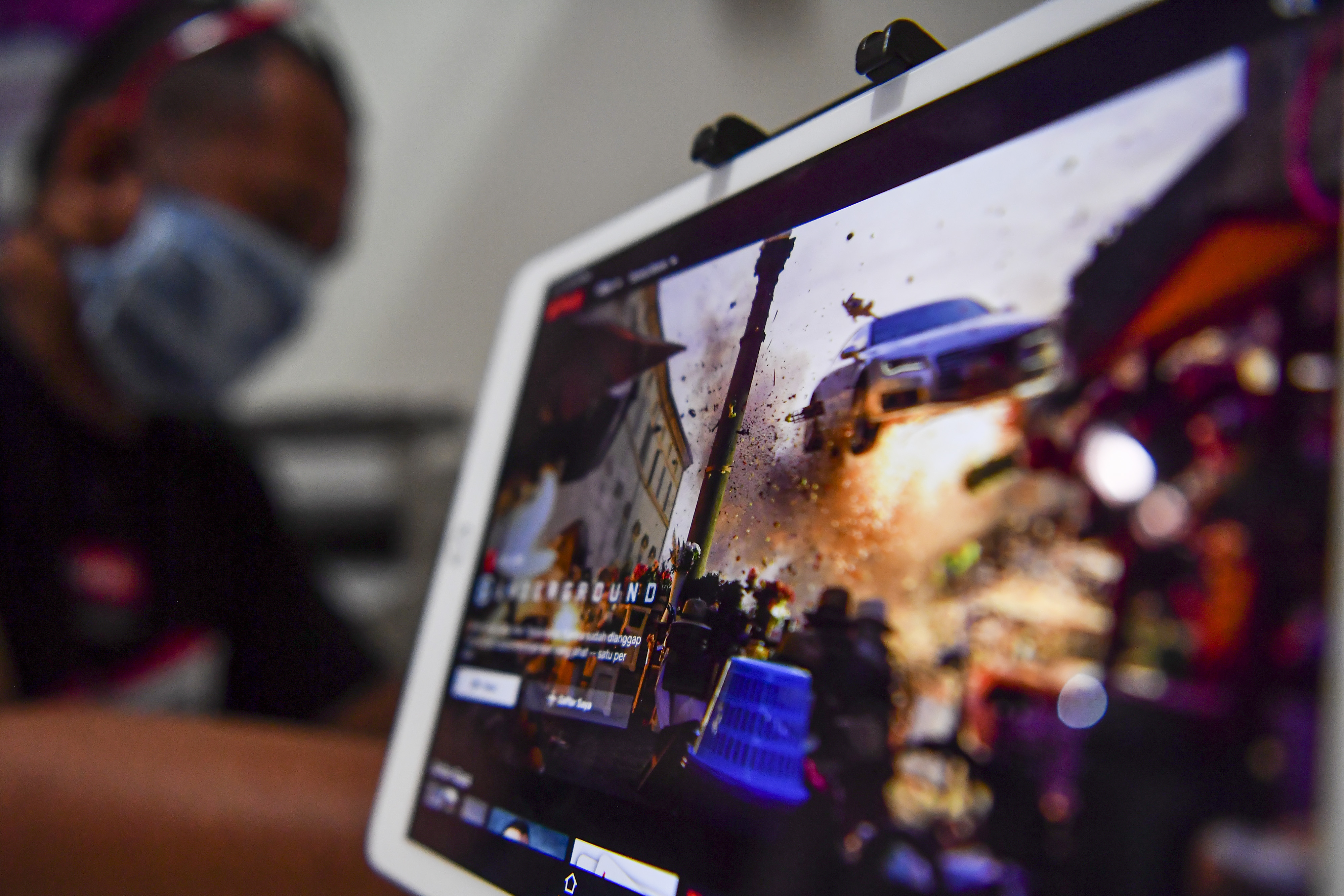 Warga mengakses layanan film daring melalui gawai di Jakarta, Sabtu (16/5). Pemerintah akan memajaki layanan digital itu per 1 Juli 2020.