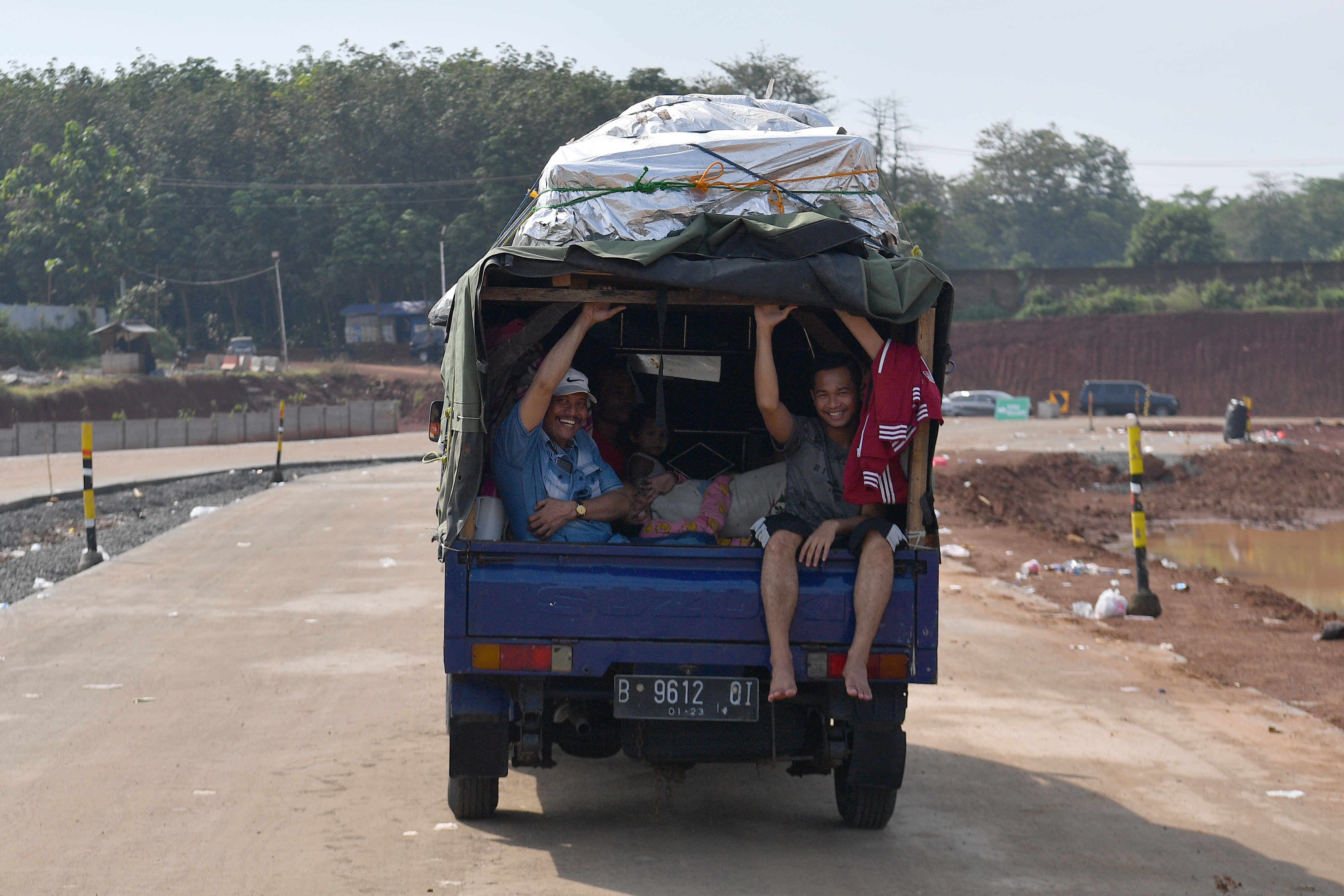 Mudik memakai mobil bak yang biasanya untuk mengangkut barang