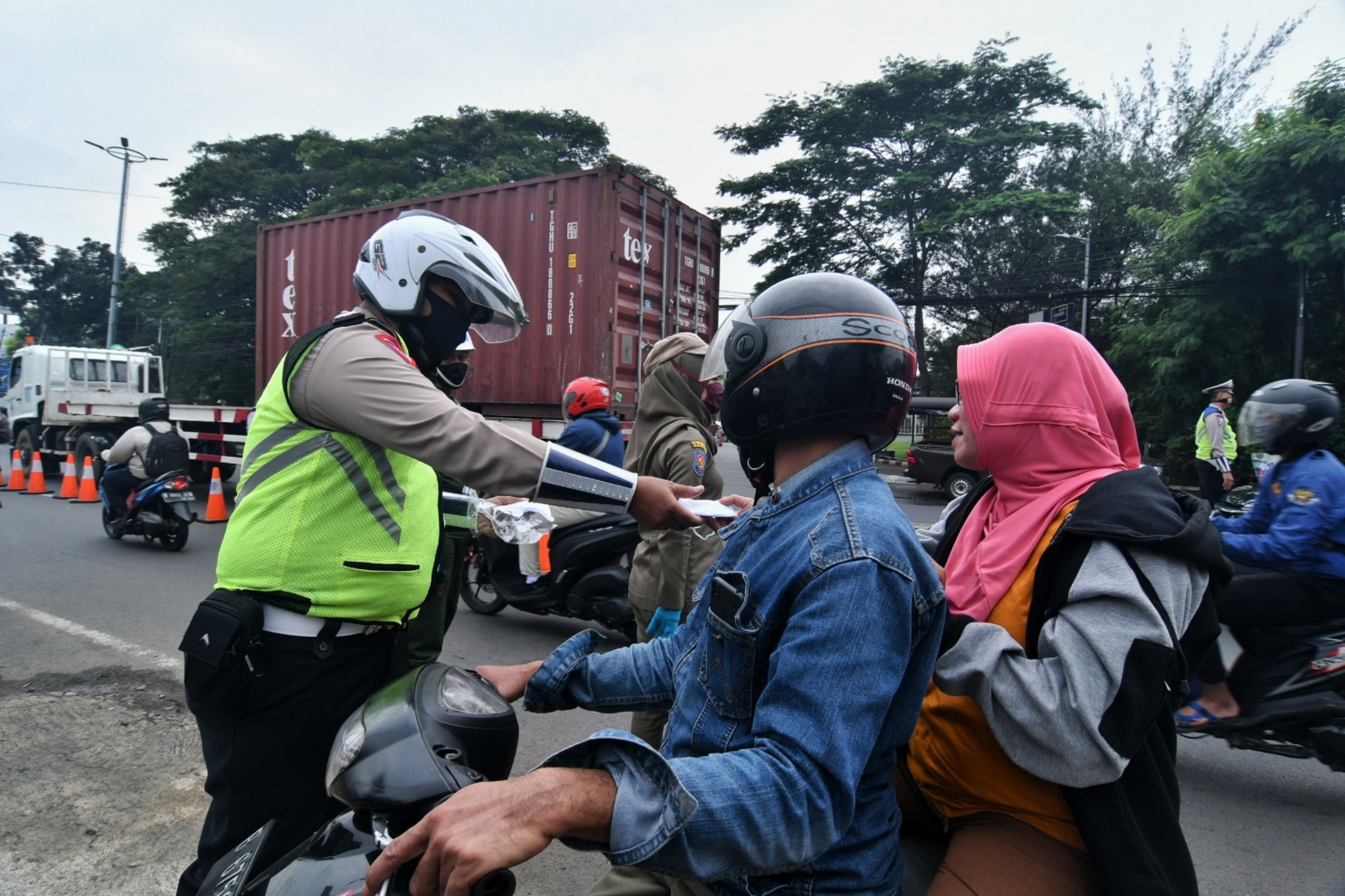 Ilustrasi--Petugas gabungan melakukan pengawasan di Check point PSBB di perbatasan Depok-Jakarta Timur.