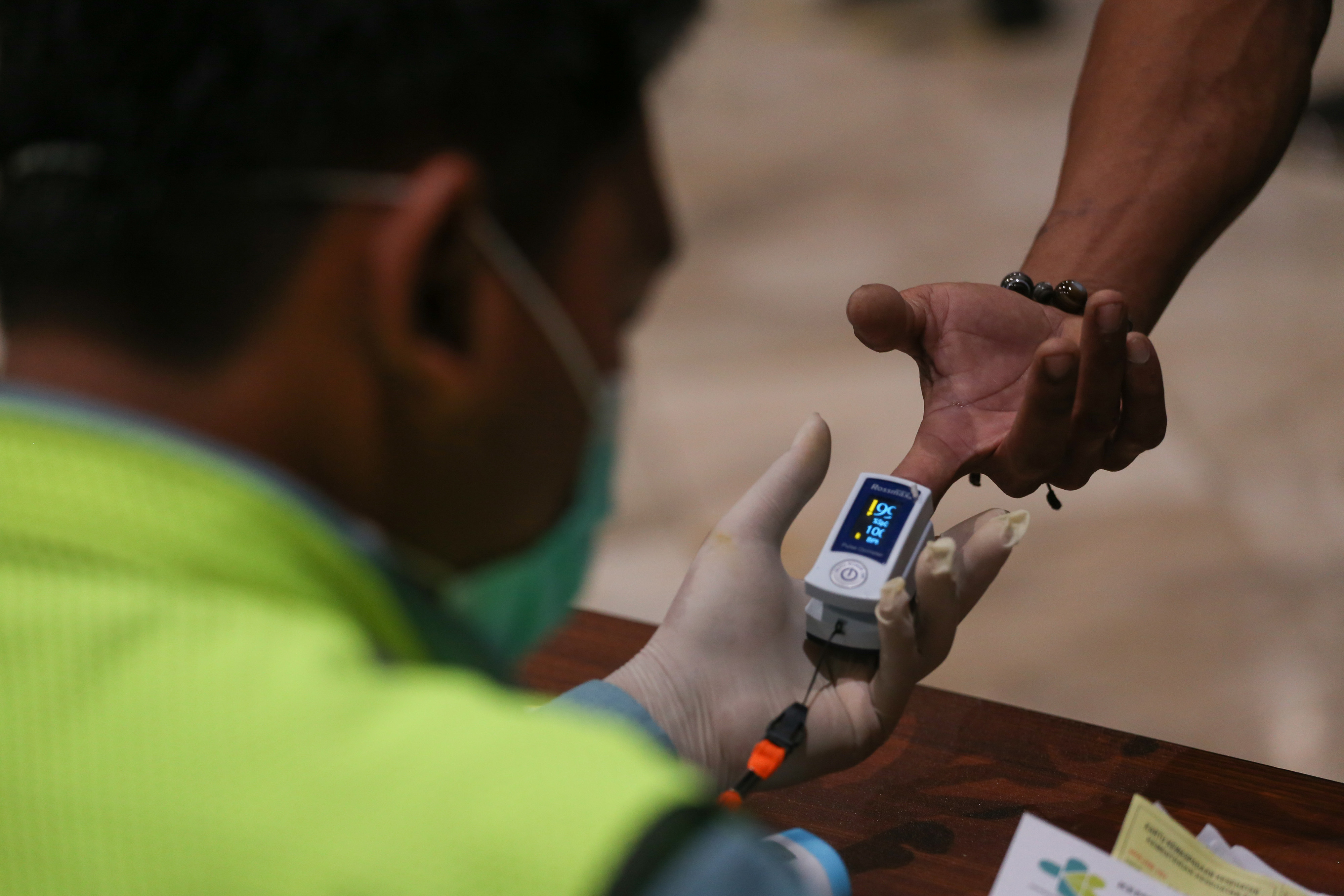 Petugas memeriksa kesehatan calon penumpang di Bandara Soekarno Hatta