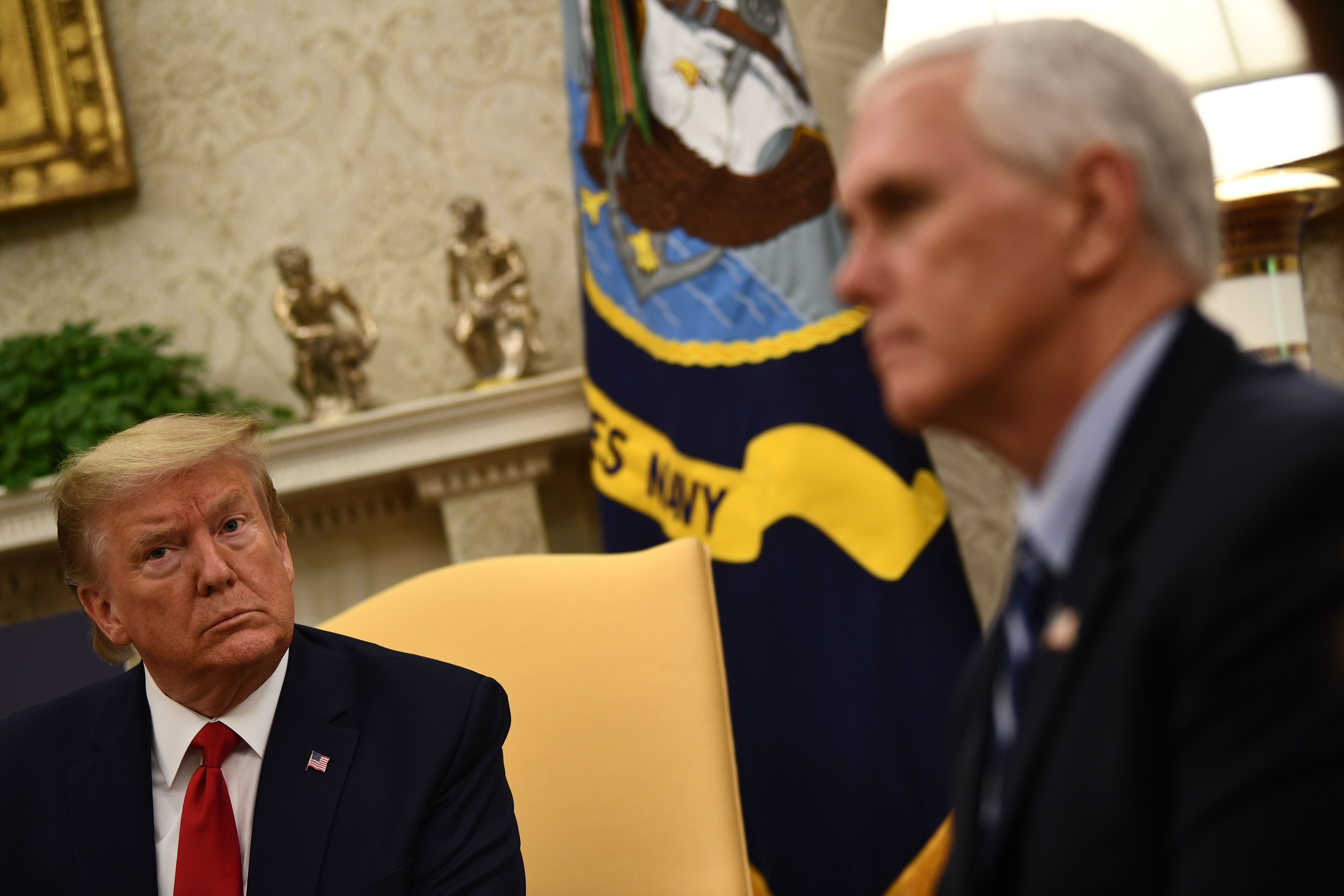 Presiden AS Donald Trump dan Wapres AS Mike Pence menghadiri pertemuan dengan Gubernur Texas Greg Abbott di Gedung Putih, Kamis (7/5).