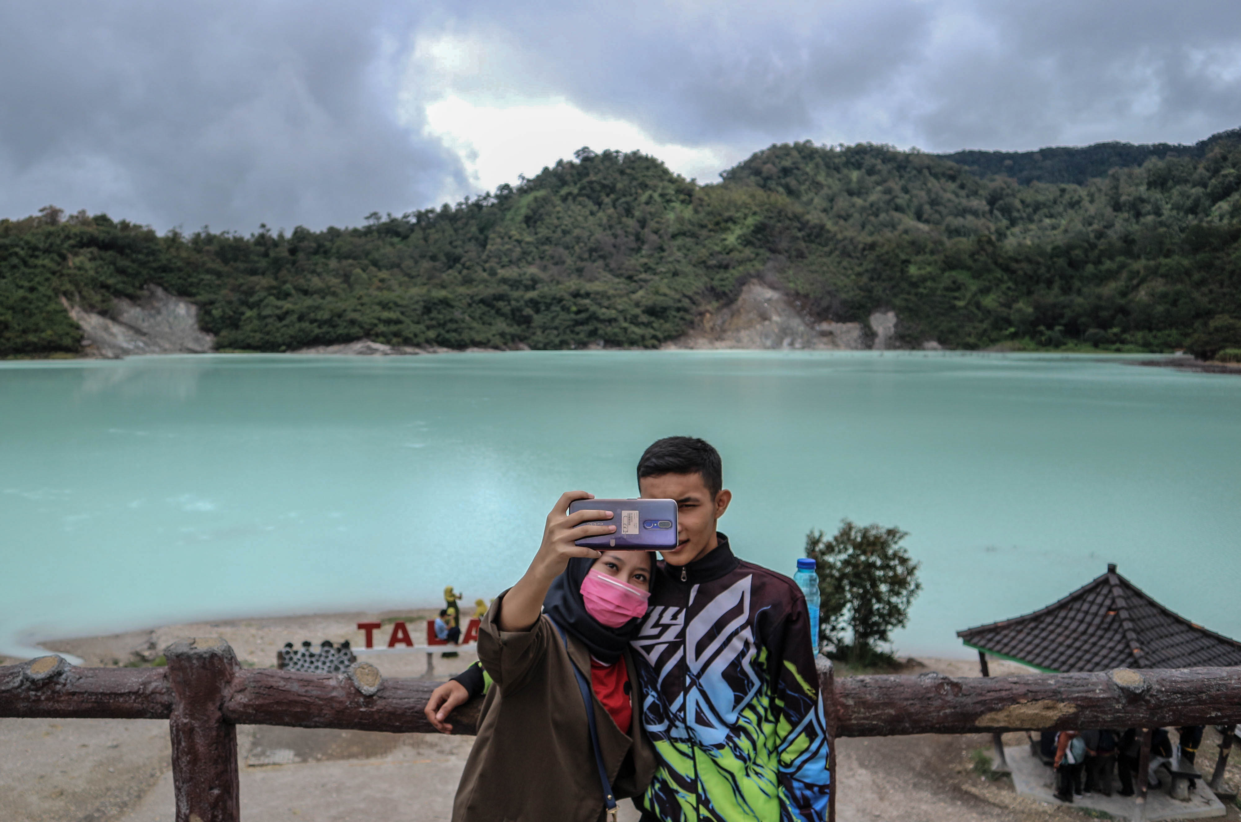  Pengunjung berswafoto dan menikmati pemandangan air belerang di kawasan wisata Talaga Bodas, Kabupaten Garut, Rabu (5/2/2020)