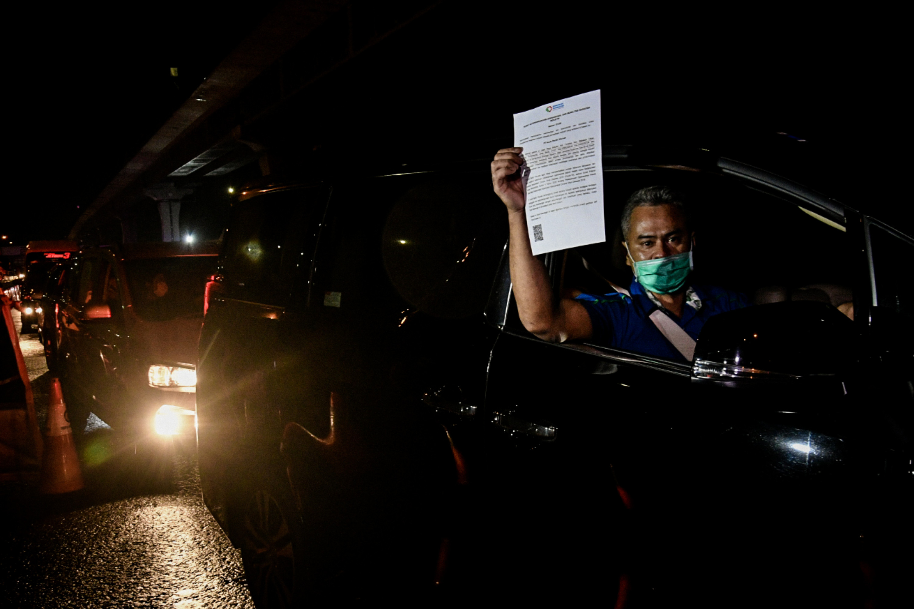 Pemudik harus menunjukkan SIKM agar bisa kembali ke Jakarta di Tol Cikampek