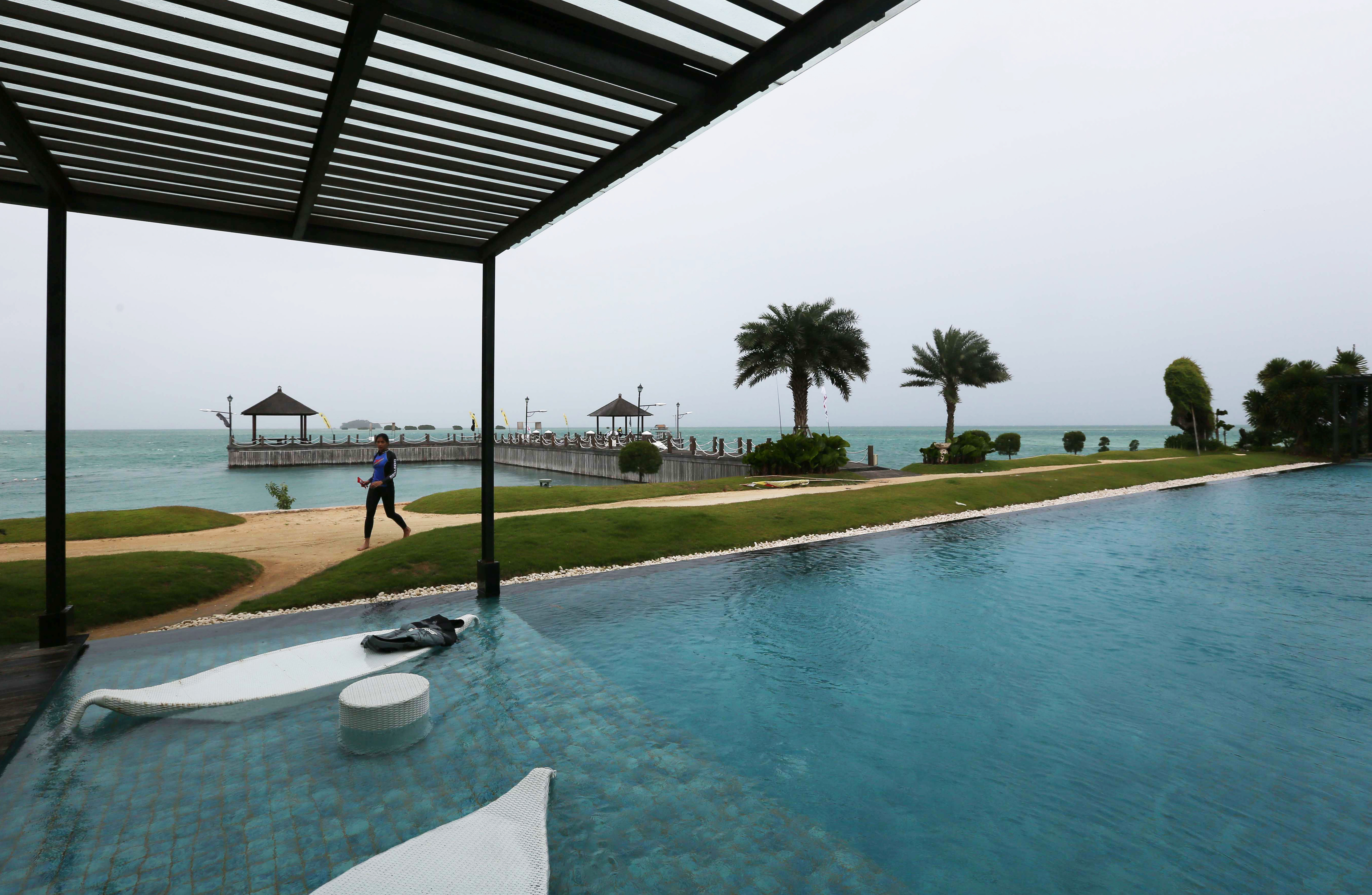 Lanskap fasilitas penginapan mewah di resor Pantai Mutiara di Kepulauan Seribu