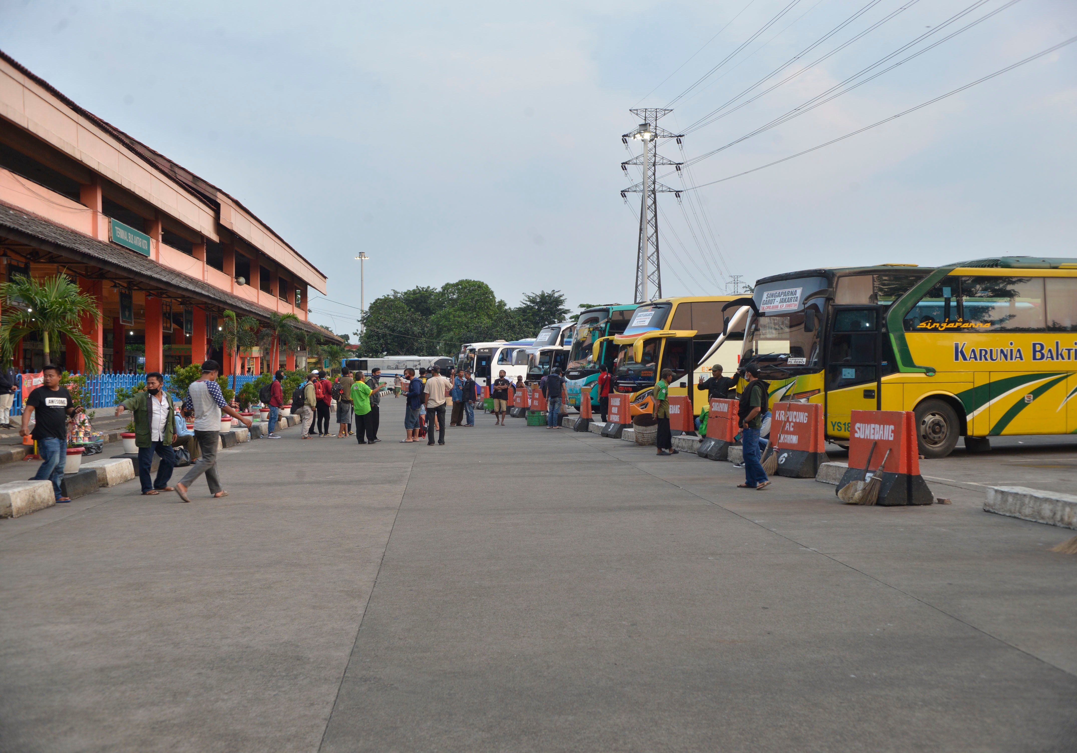  Suasana di Terminal Kampung Rambutan Jakarta Timur cukup sepi sejak ada larangan mudik, Rabu (22/4/2020)