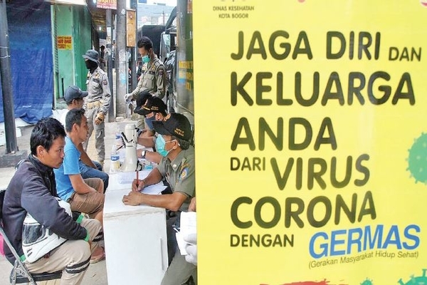 Anggota Satpol PP Kota Bogor mencatat data warga yang tidak memakai masker saat sidang tindak pidana ringan pelanggaran PSBB di Kota Bogor