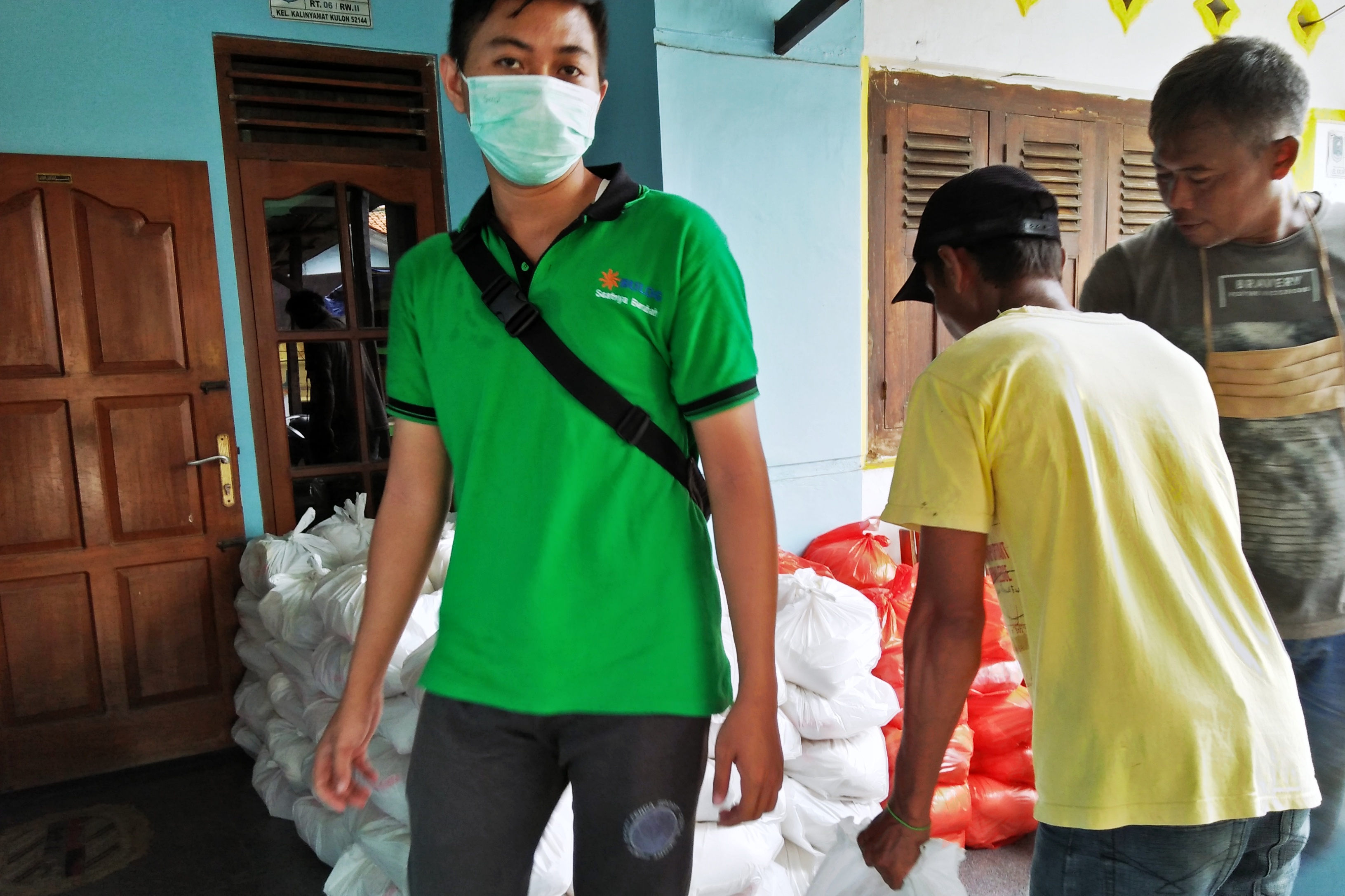 Ilustrasi penyaluran bansos.