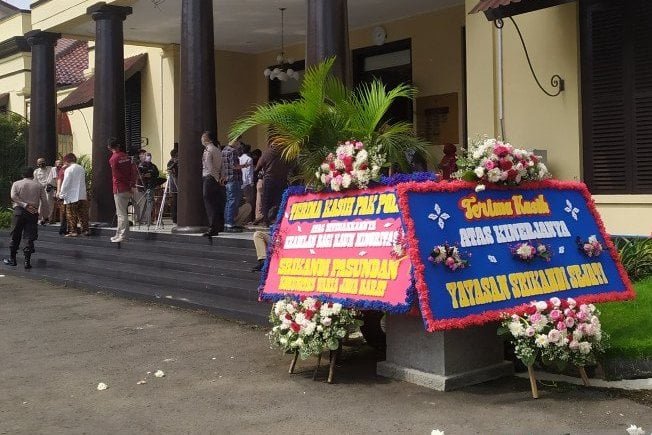 Sejumlah karangan bunga hiasi halaman Mapolrestabes Bandung, Jumat (8/5).