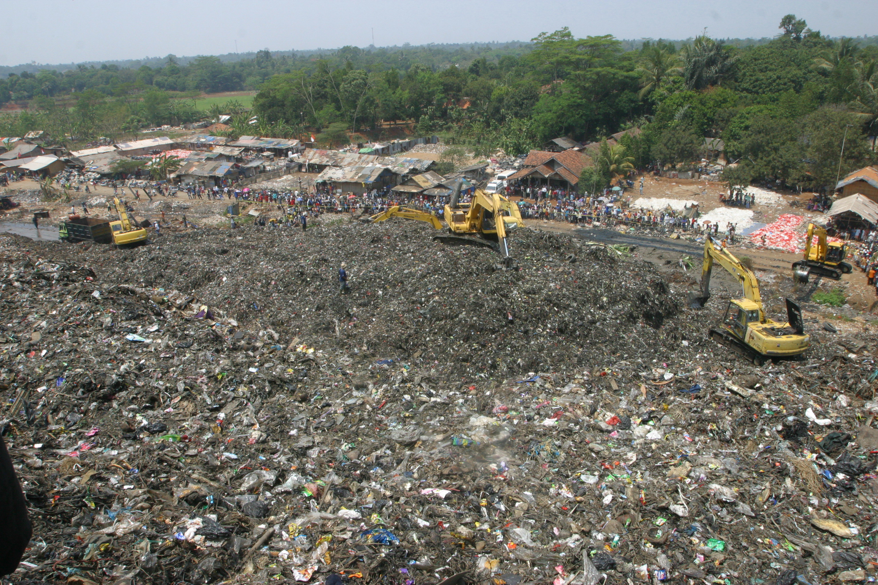 Sampah di TPST Bantargebang