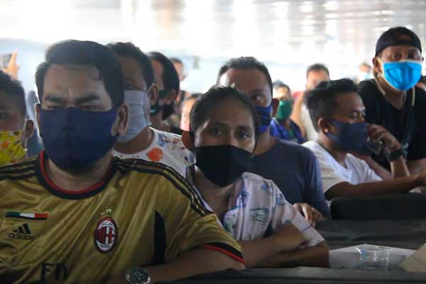 73 warga Provinsi Sulawesi Utara (Sulut) dan Gorontalo tertahan di Pelabuhan Ahmad Yani, Ternate, Maluku Utara.