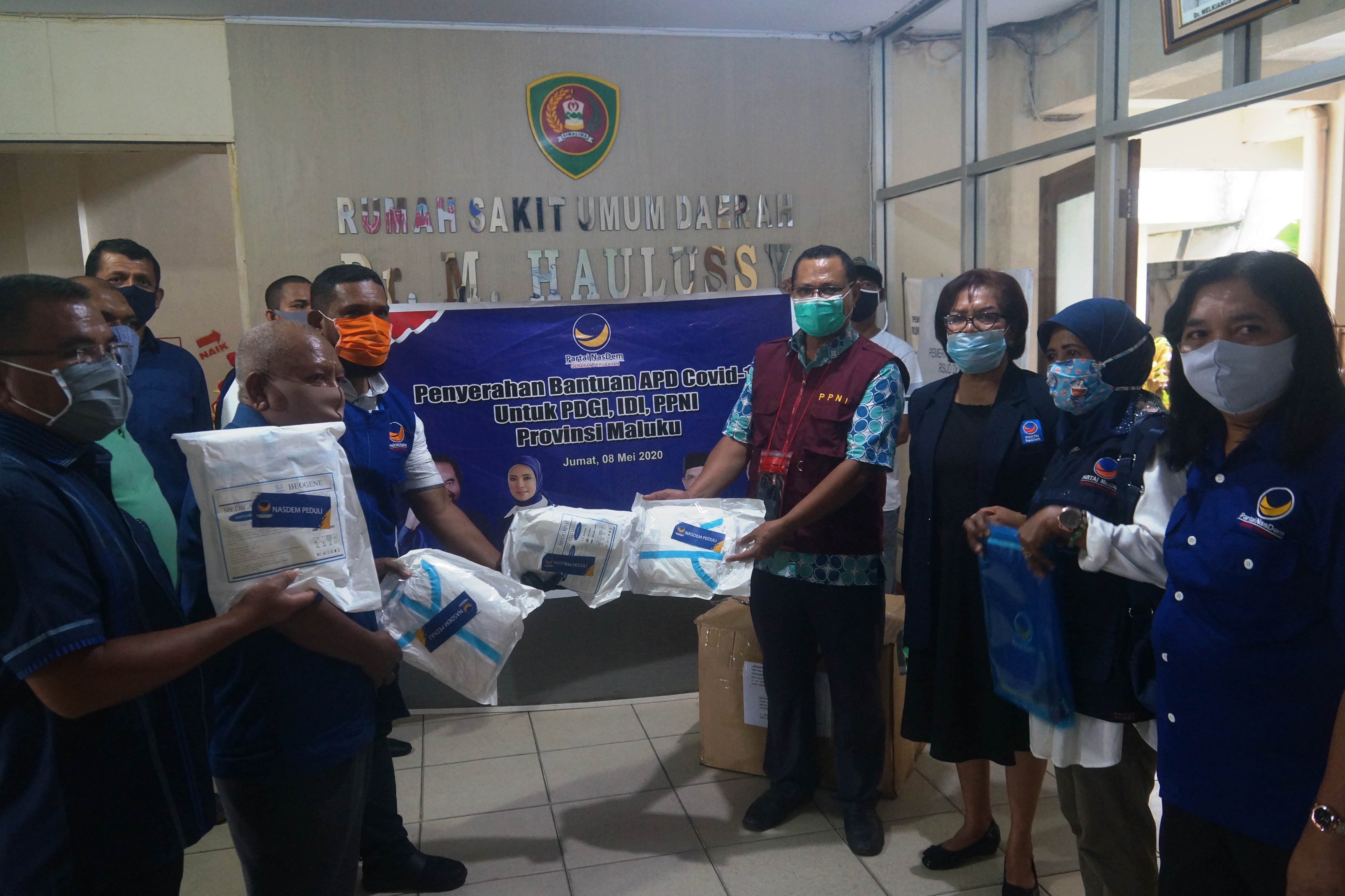 DPW Partai NasDem Maluku menyerahkan APDS kepada Tim Medis.