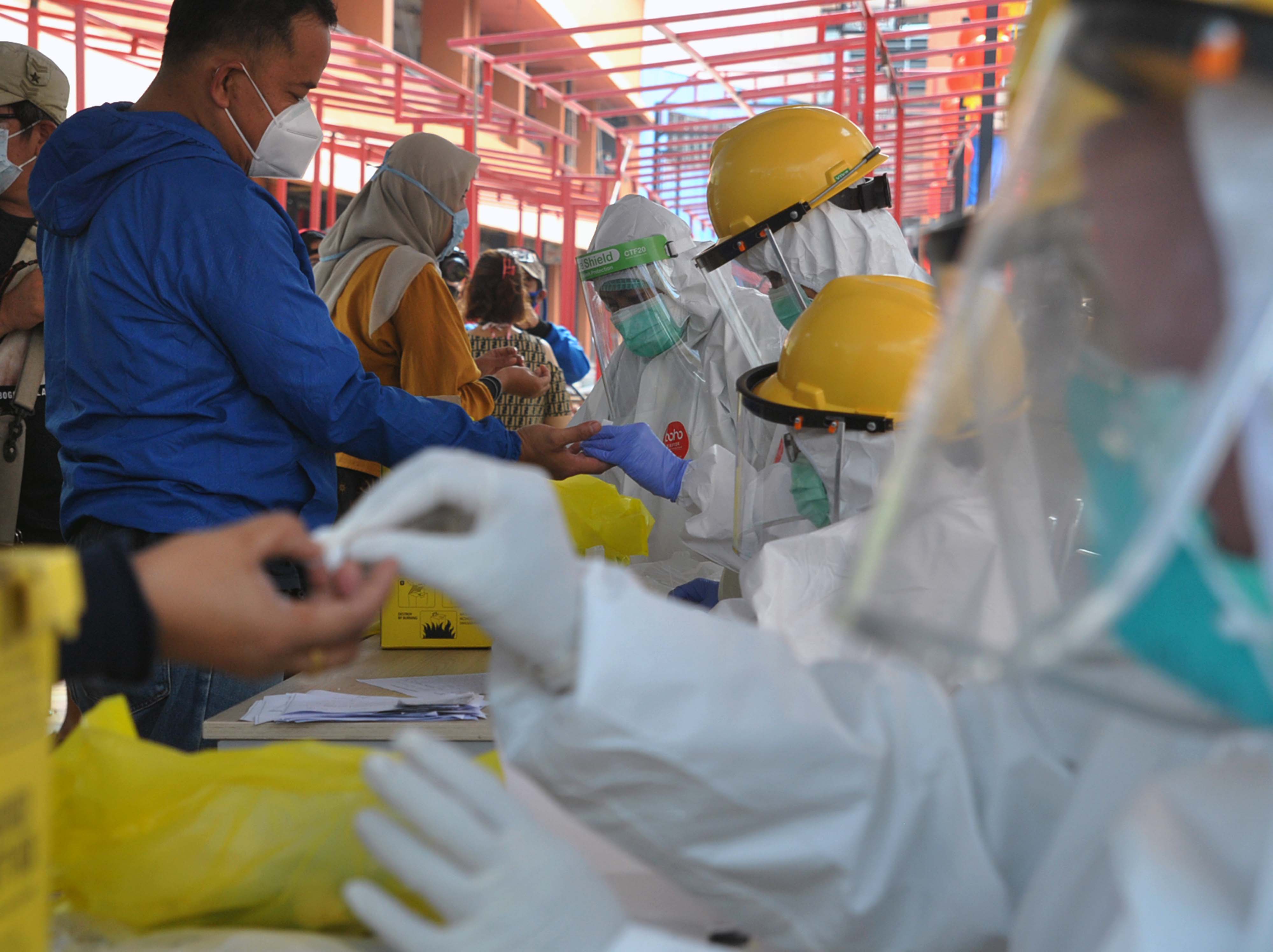 Petugas medis mengambil sampel saat Rapid Test di Pasar Bogor, Suryakencana, Kota Bogor, Jawa Barat.