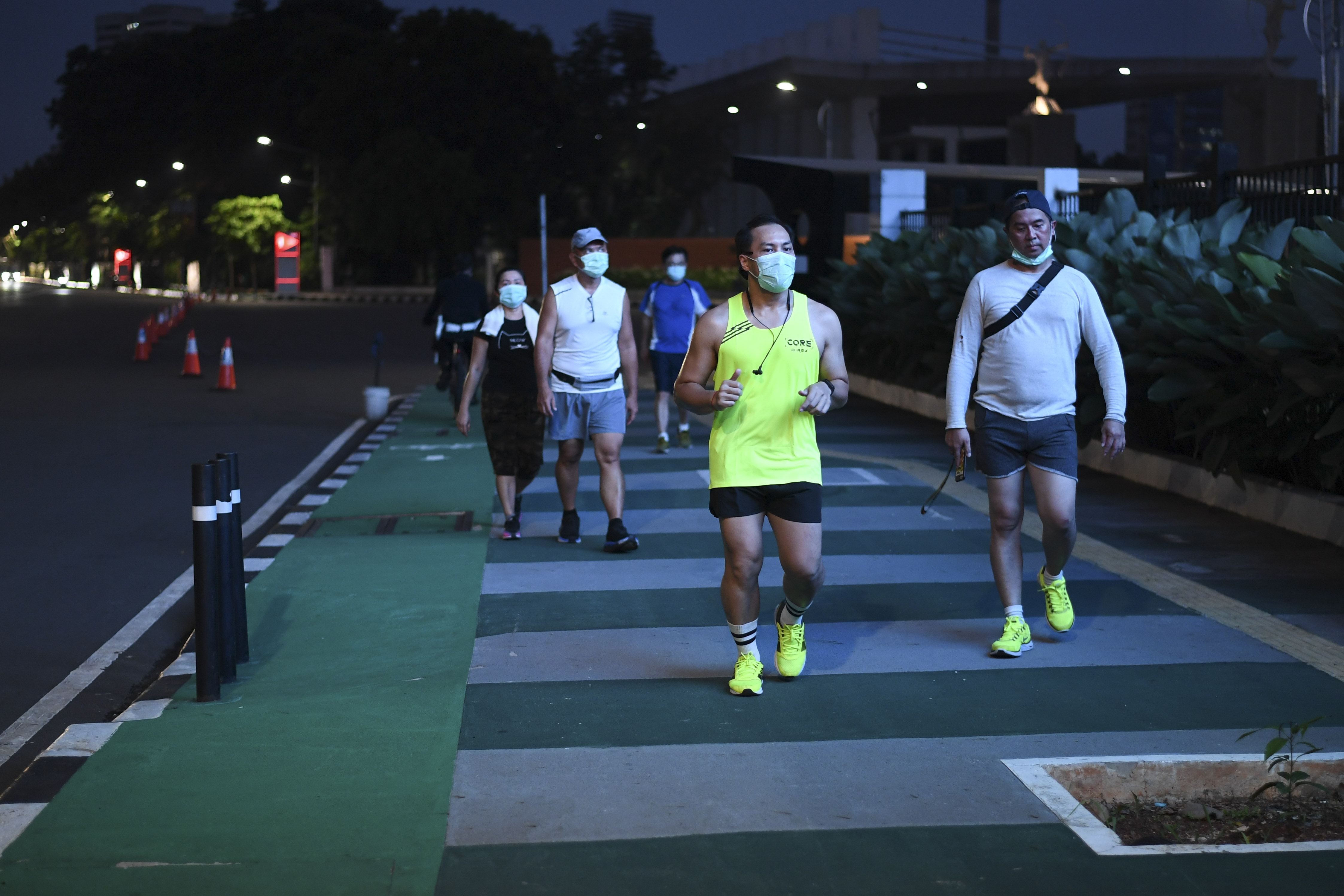 Warga tetap berolahraga saat PSBB di DKI Jakarta.