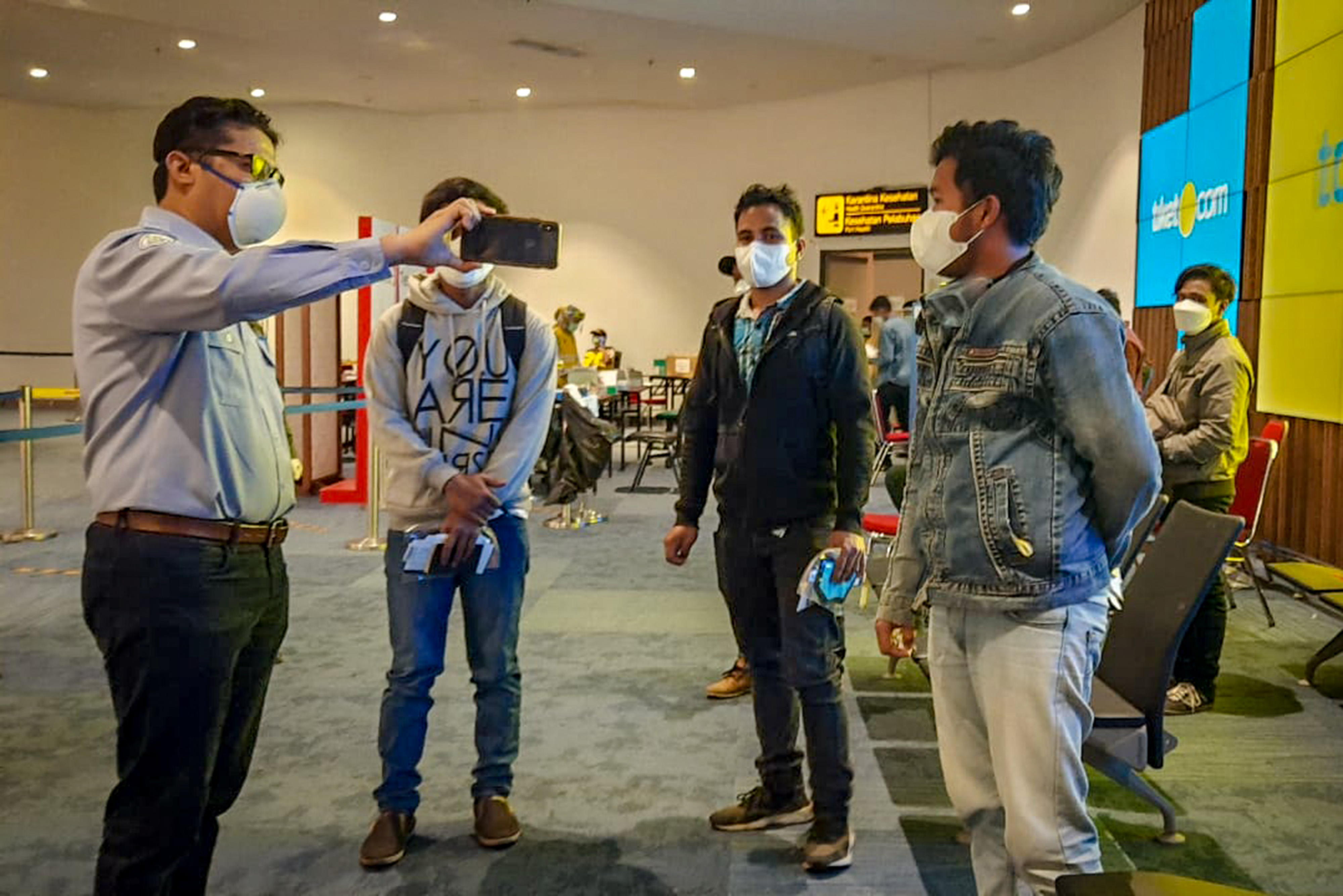 Sejumlah ABK WNI yang bekerja di kapal Tiongkok tiba di Terminal 3 Bandara Soekarno Hatta.