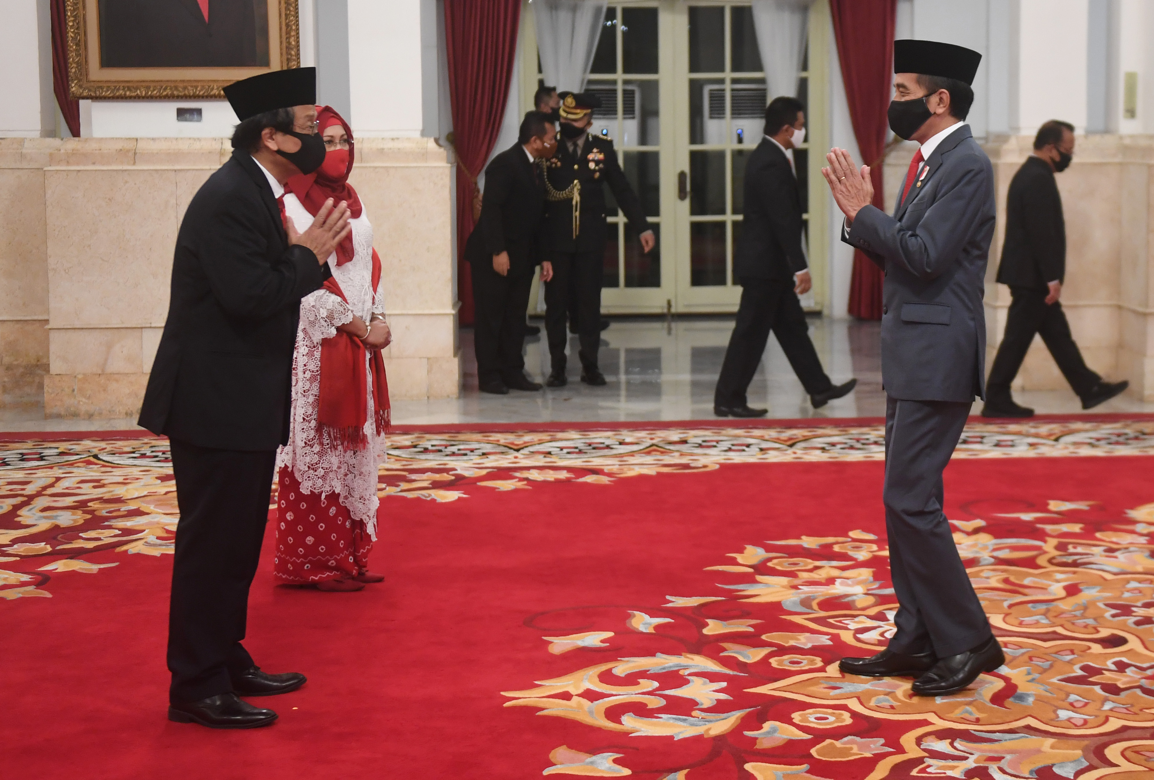 Ketua PPATK Dian Ediana Rae (kiri) mendapatkan ucapan Selamat dari Presiden Joko Widodo usai dilantik, Rabu (6/5).