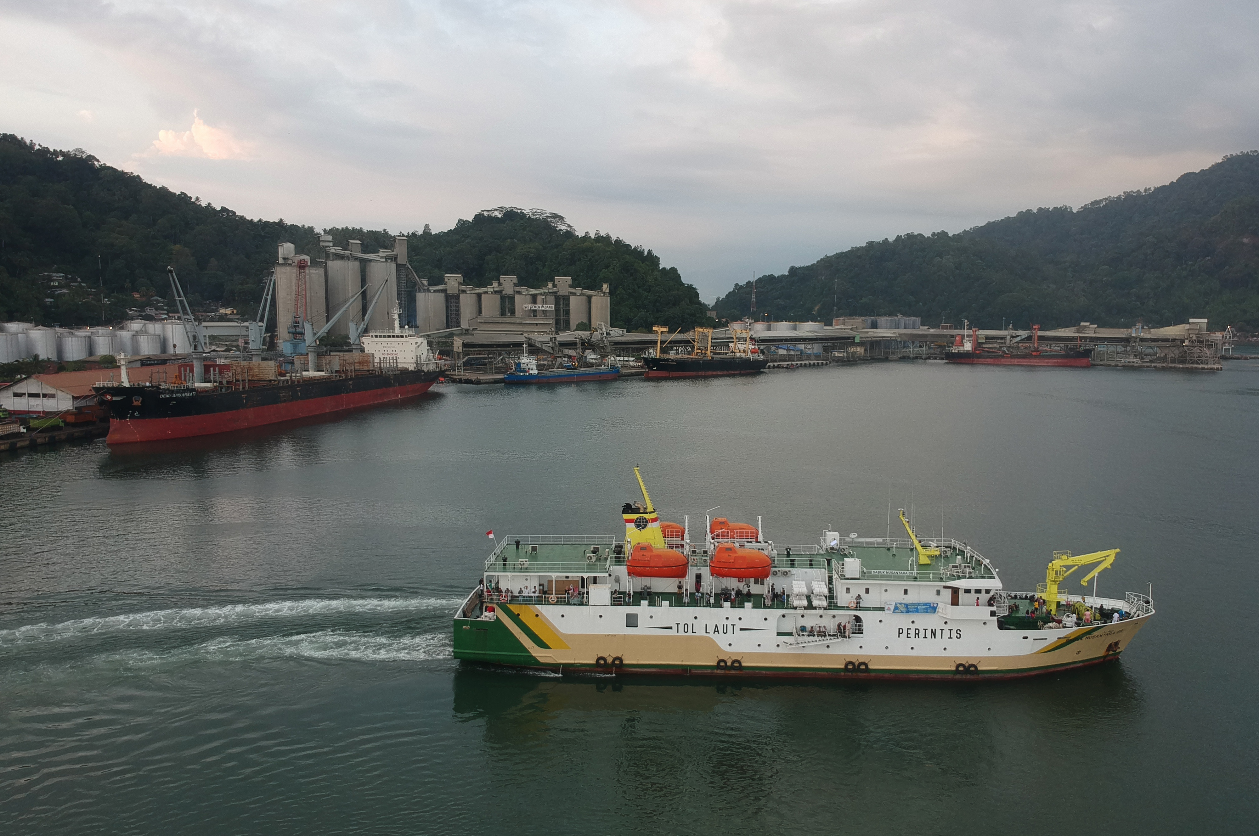  Kapal logistik di Pelabuhan Teluk Bayur, Padang, Sumatera Barat, tengah menuju Kepulauan Mentawai
