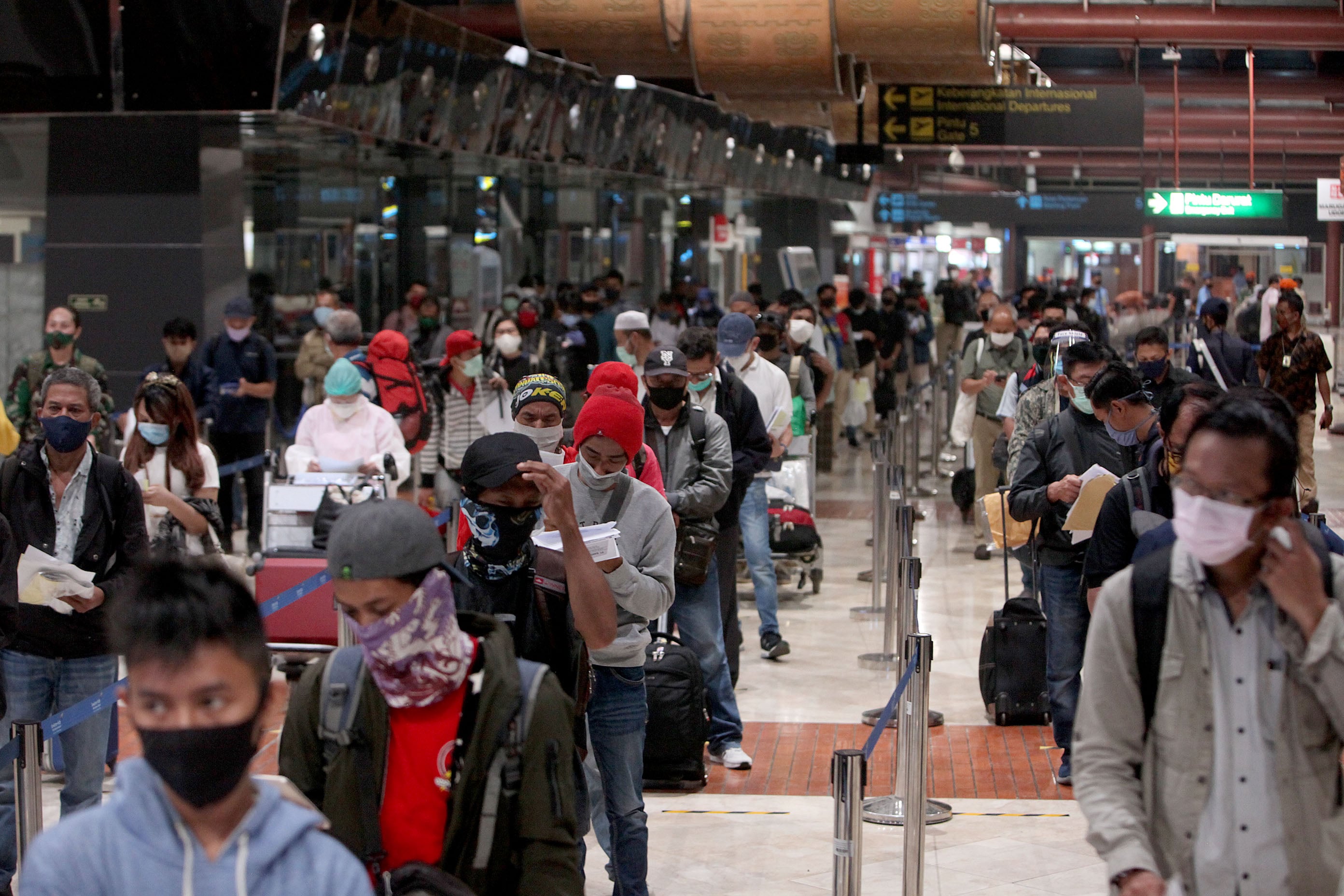 Antrian calon penumpang untuk dilakukan pemeriksaan kesehatan serta dokumen kelengkapan di Terminal 2