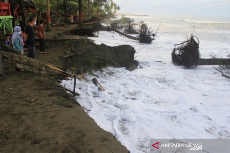 Warga berada di kawasan pinggiran pantai yang terkikis gelombang laut di Desa Gampong Belakang, Johan Pahlawan, Aceh Barat.