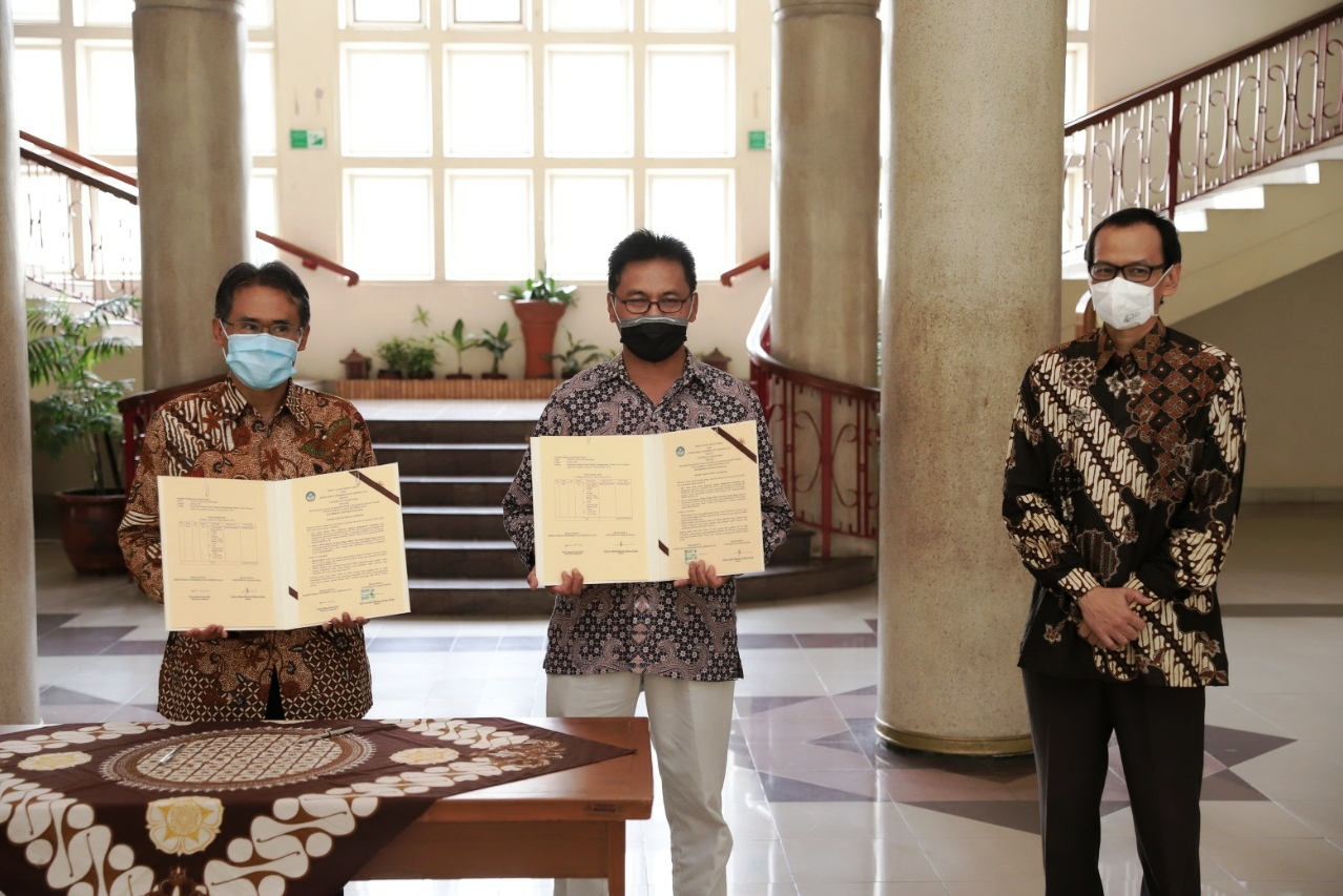 Kemendikbud menyerahkan bantuan alat kesehatan penanganan Covid-19 kepada UGM.