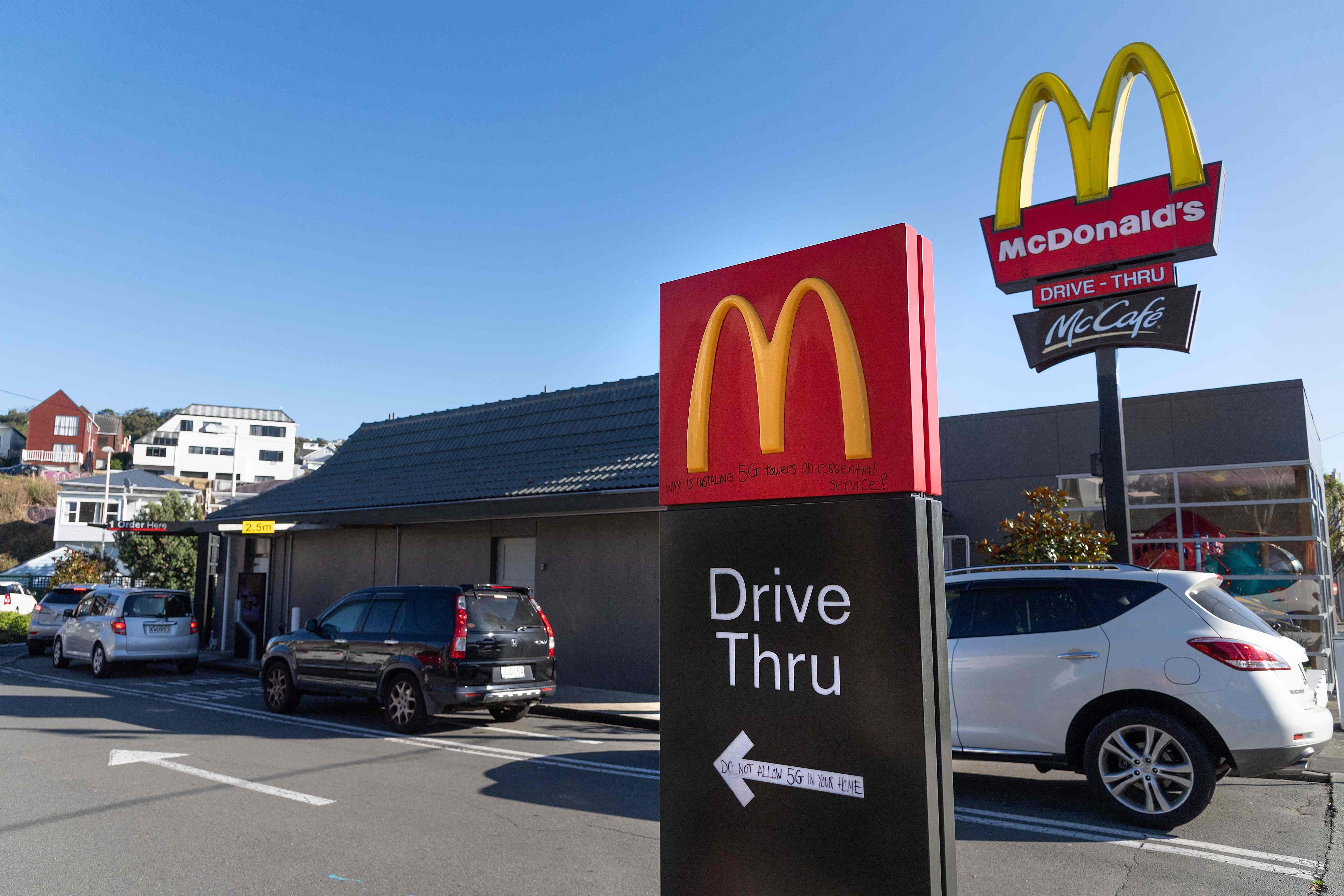 Warga mengantri di drive thru McDonalds di Wellington di hari pertama pelonggaran lockdown di Selandia Baru.