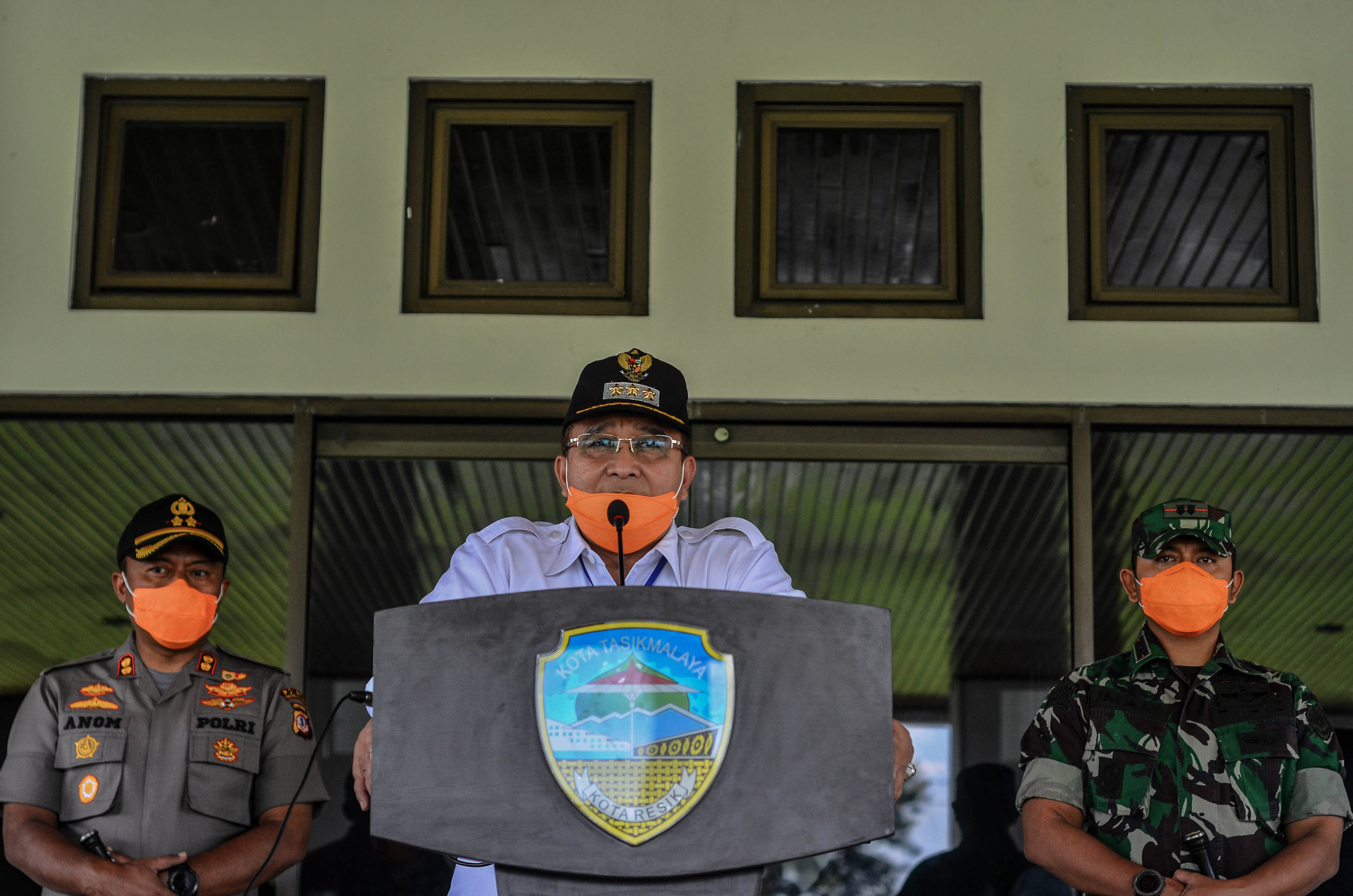Wali Kota Tasikmalaya Budi Budiman (tengah) didampingi sejumlah anggota Tim Gugus Tugas Percepatan Covid-19 