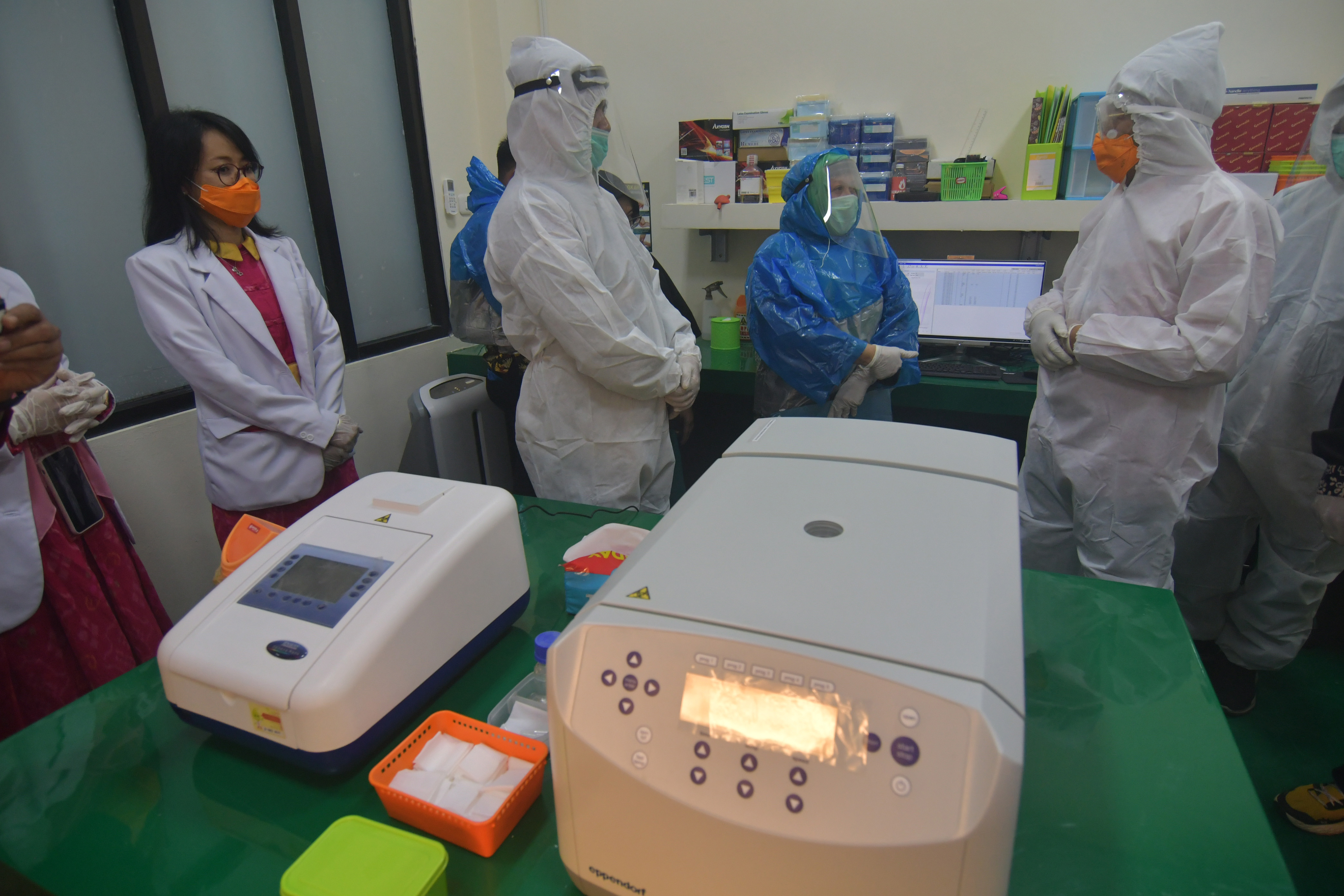 Gubernur Sulteng meninjau pengoperasian peralatan uji COVID-19 dengan metode PCR di Laboratorium Kesehatan Sulteng di Palu