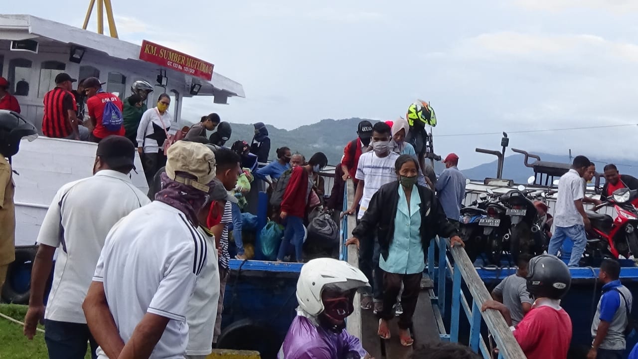 Suasana Pelabuhan Larantuka, NTT yang kembali membuka jalur pelayaran antarpulau, Selasa (26/5) 