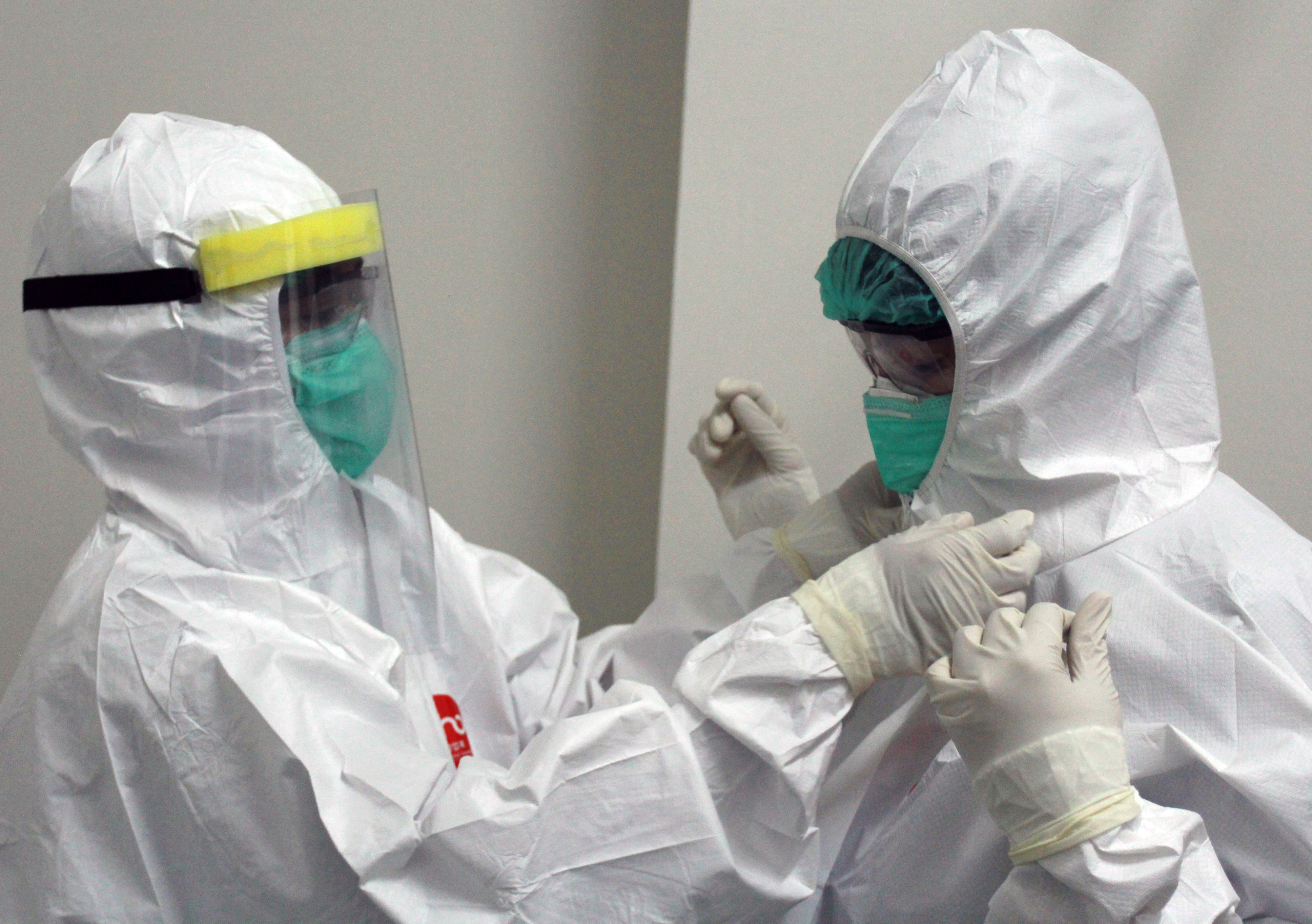 Ilustrasi tenaga medis menggunakan APD