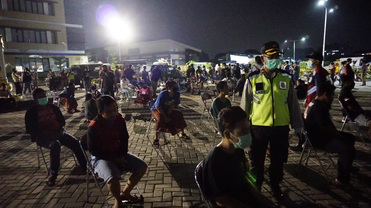 Ratusan orang yang terjarng dalama razia jam malam PSBB di Sidoarjo, Jawa Timur, Rabu (6/5) dini hari.  