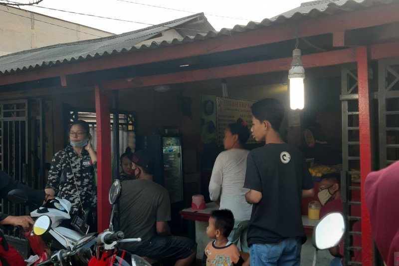 Sejumlah pembeli terlihat memadati sebuah warung untuk membeli makanan menjelang Magrib, Bekasi, Selasa (19/5).