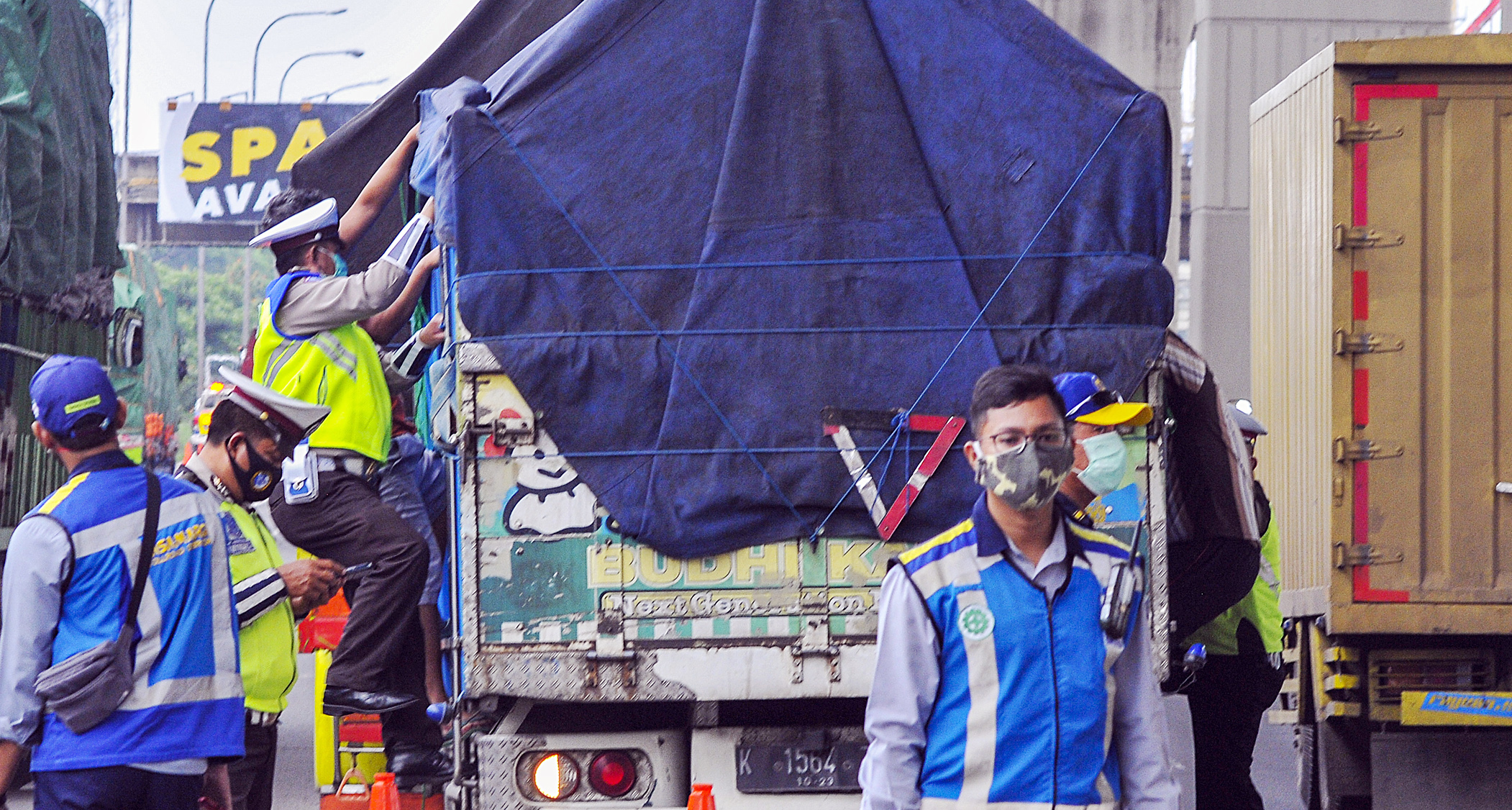  Petugas Operasi Ketupat 2020 memeriksa muatan truk di tol Jakarta-Cikampek di Cikarang Barat, Bekasi, Jawa Barat, Sabtu (2/5)
